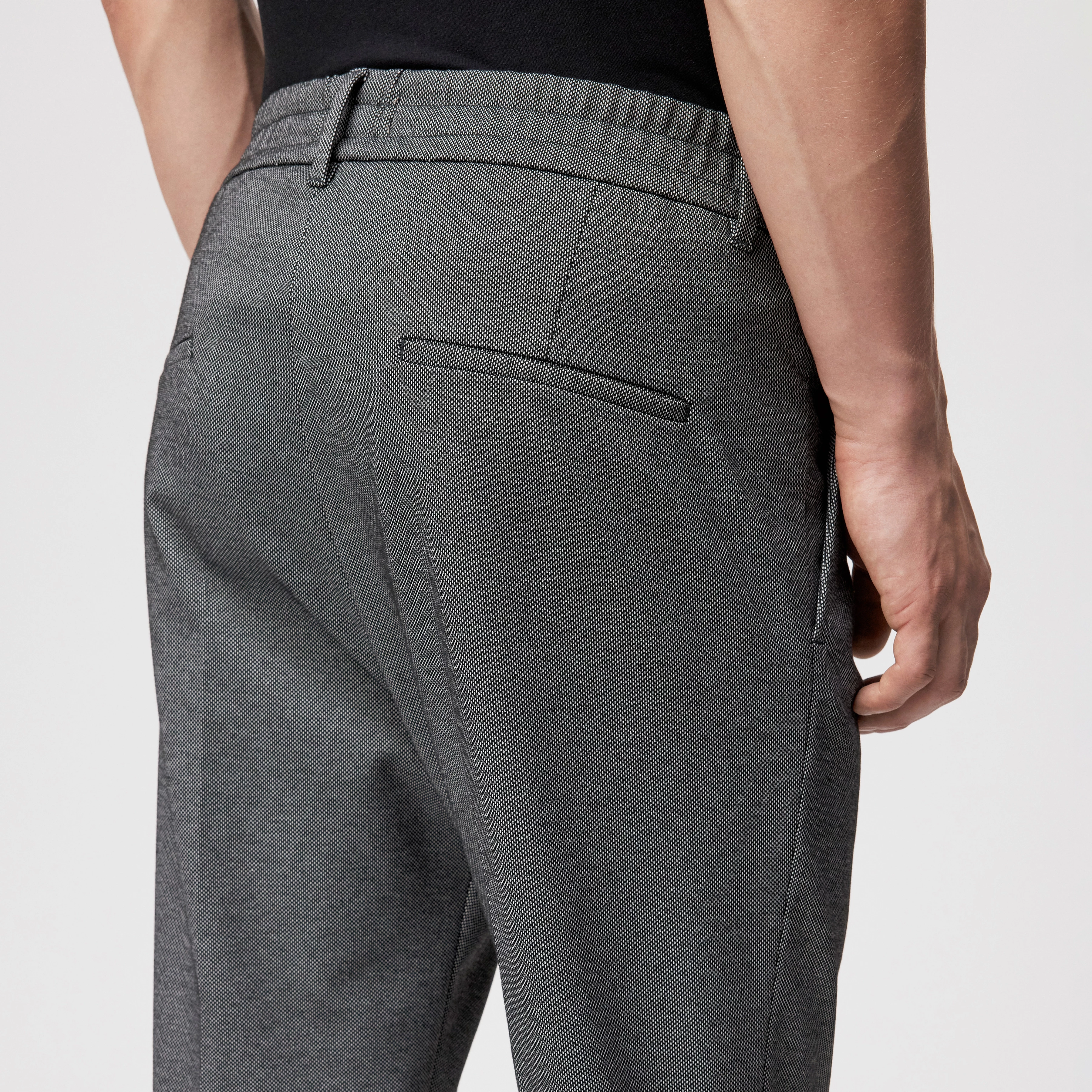 CHASY - Casual Hose mit Bundfalte in Jersey mit Dessin - Herren - schwarz - Detailansicht am Model