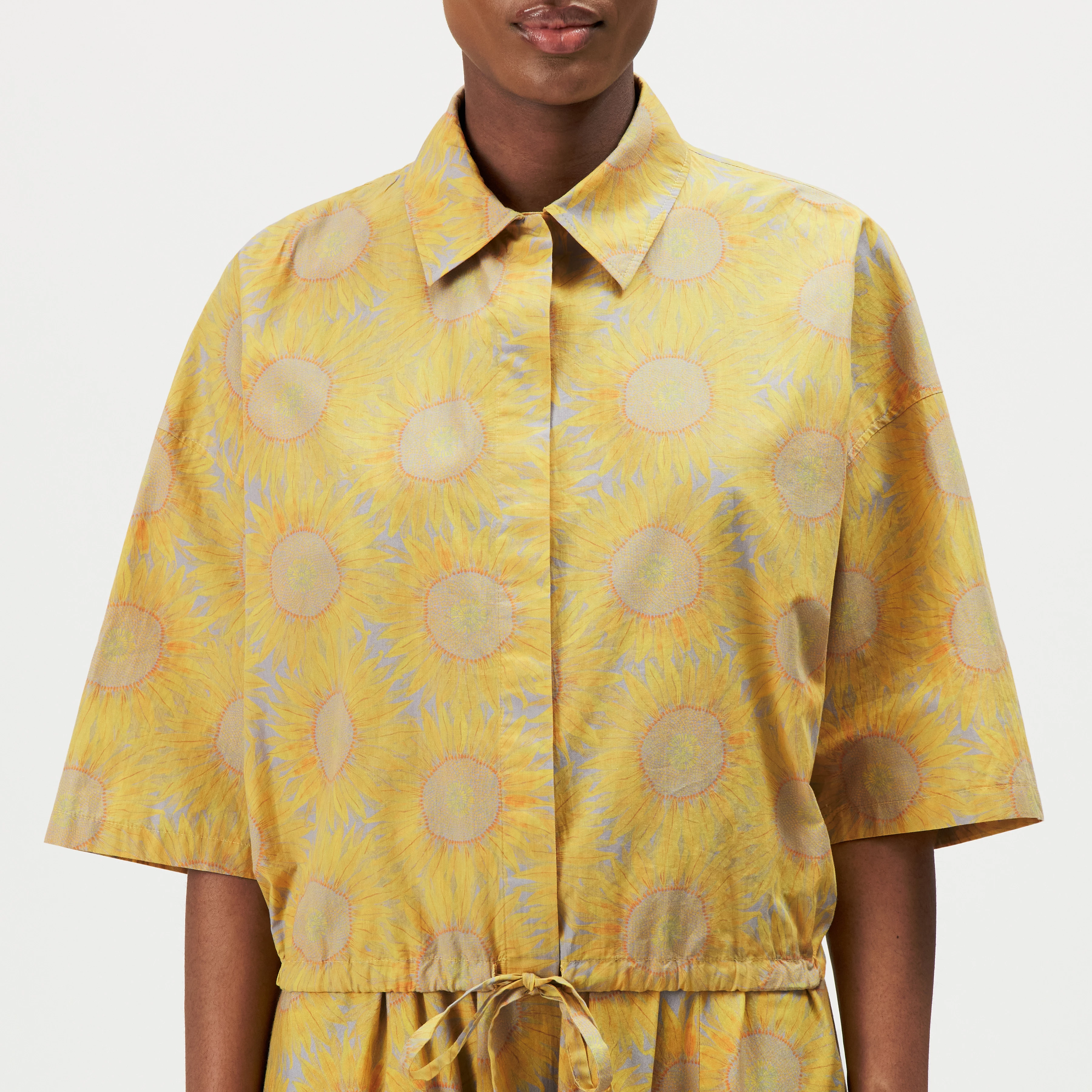 LAINAY - Cropped shirt blouse with sunflower print - women - yellow - Detailansicht am Model
