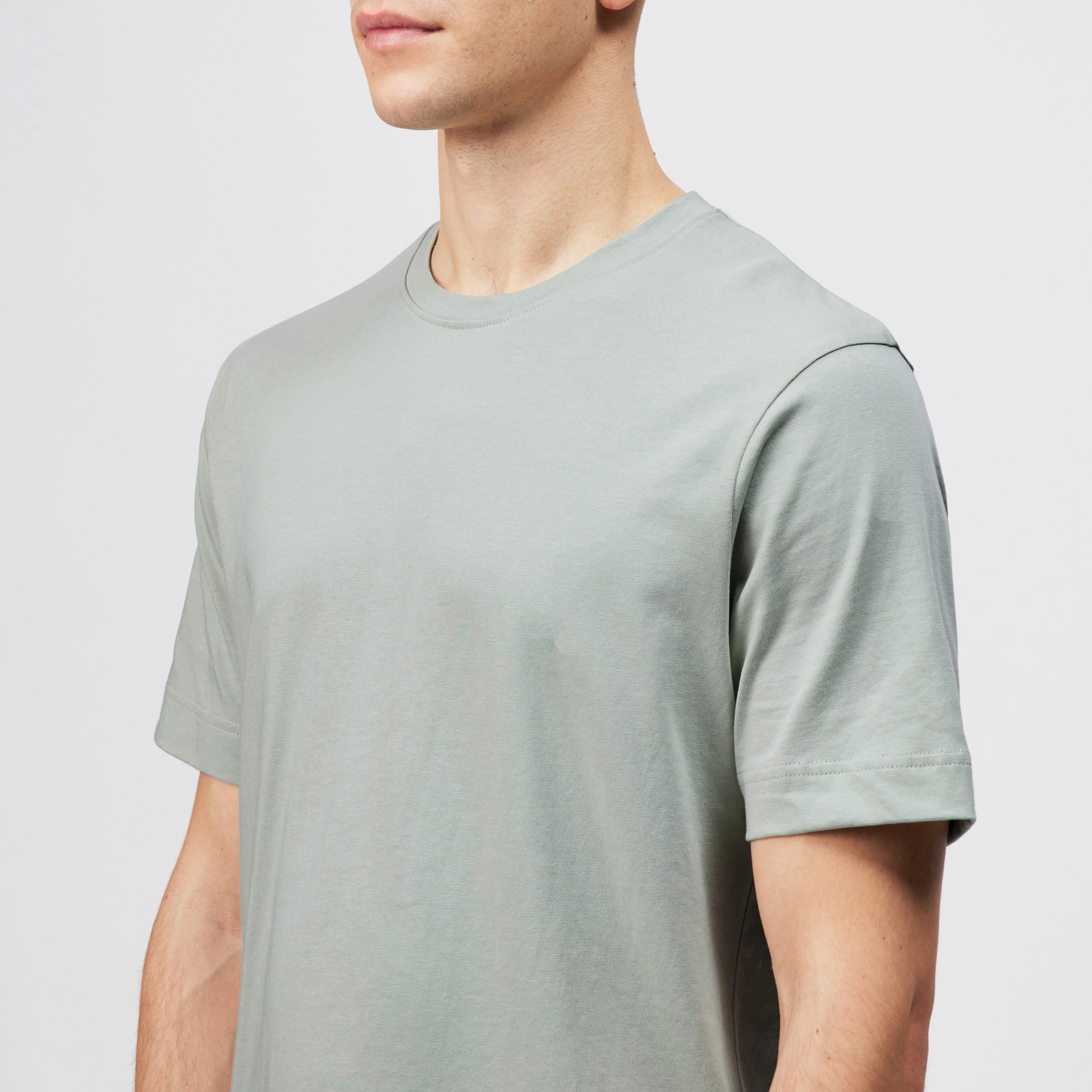 RAPHAEL - T-Shirt in reiner Baumwolle - Herren - grün - Detailansicht am Model