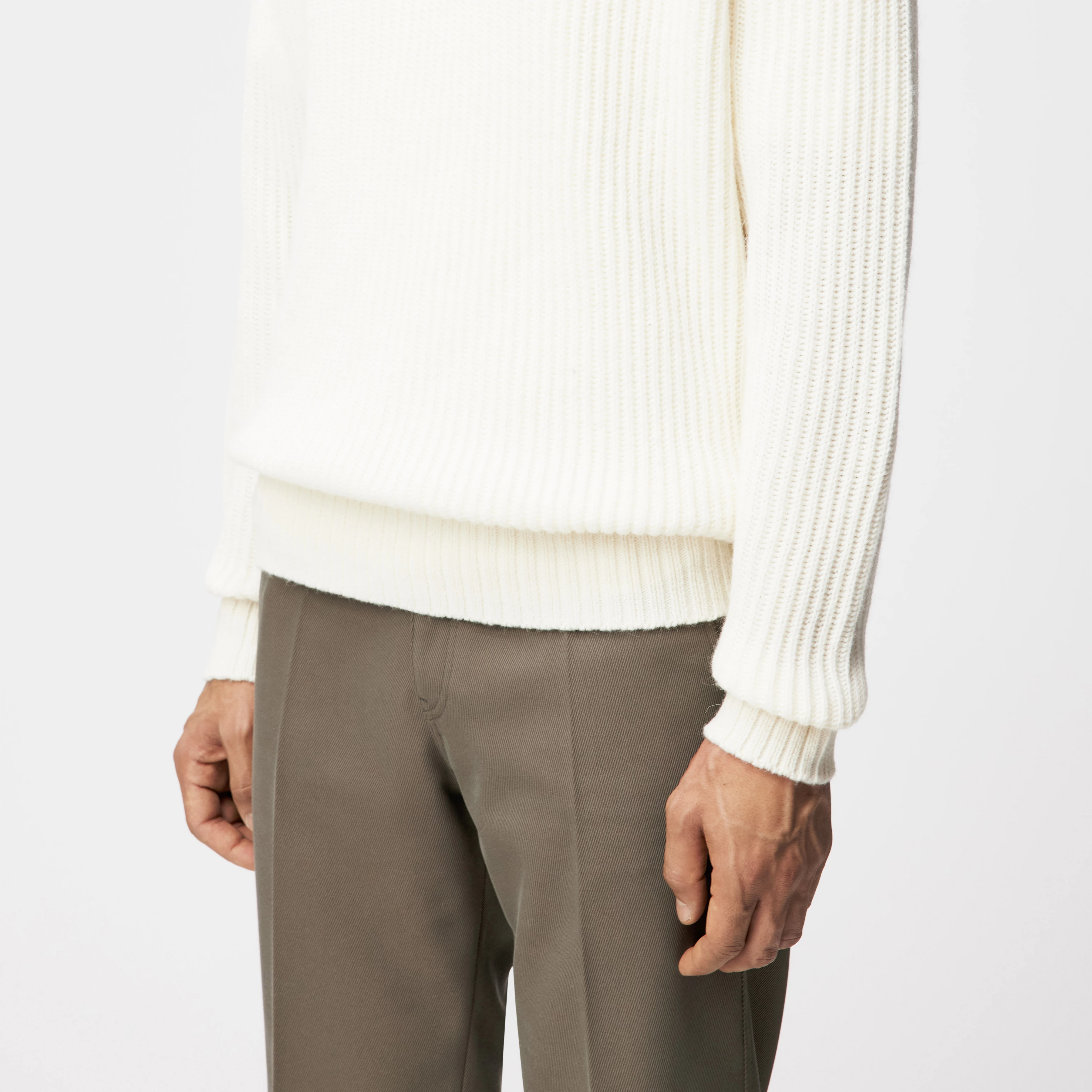 NUMIR - V-Neck Strickpullover in Woll-Alpakamix - Herren - off white - Detailansicht am Model