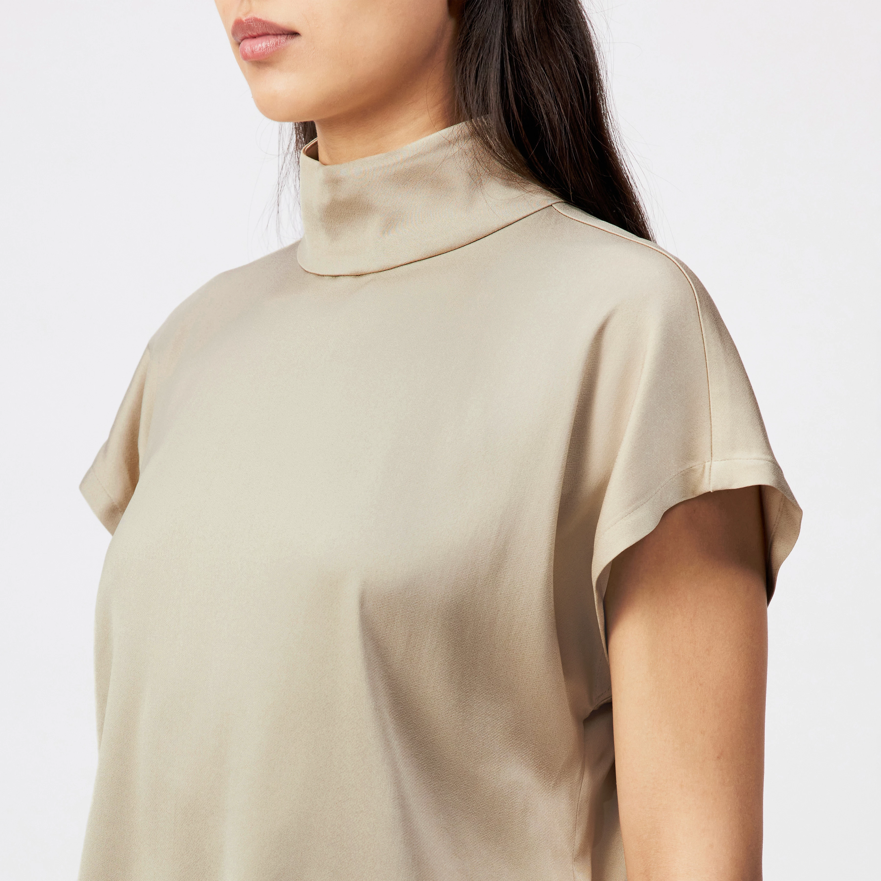 ALARIA_1 - Shirt blouse with stand-up collar in satin - women - beige - Detailansicht am Model