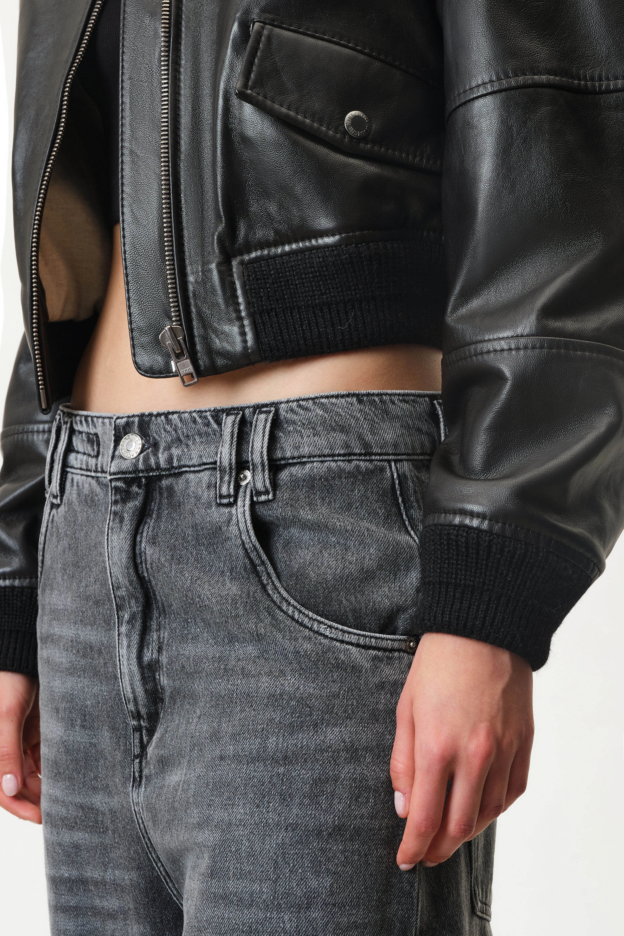 FOXLEY - Kurze Pilotenjacke in Nappaleder mit glänzender Oberfläche - Damen - schwarz - Detailansicht am Model