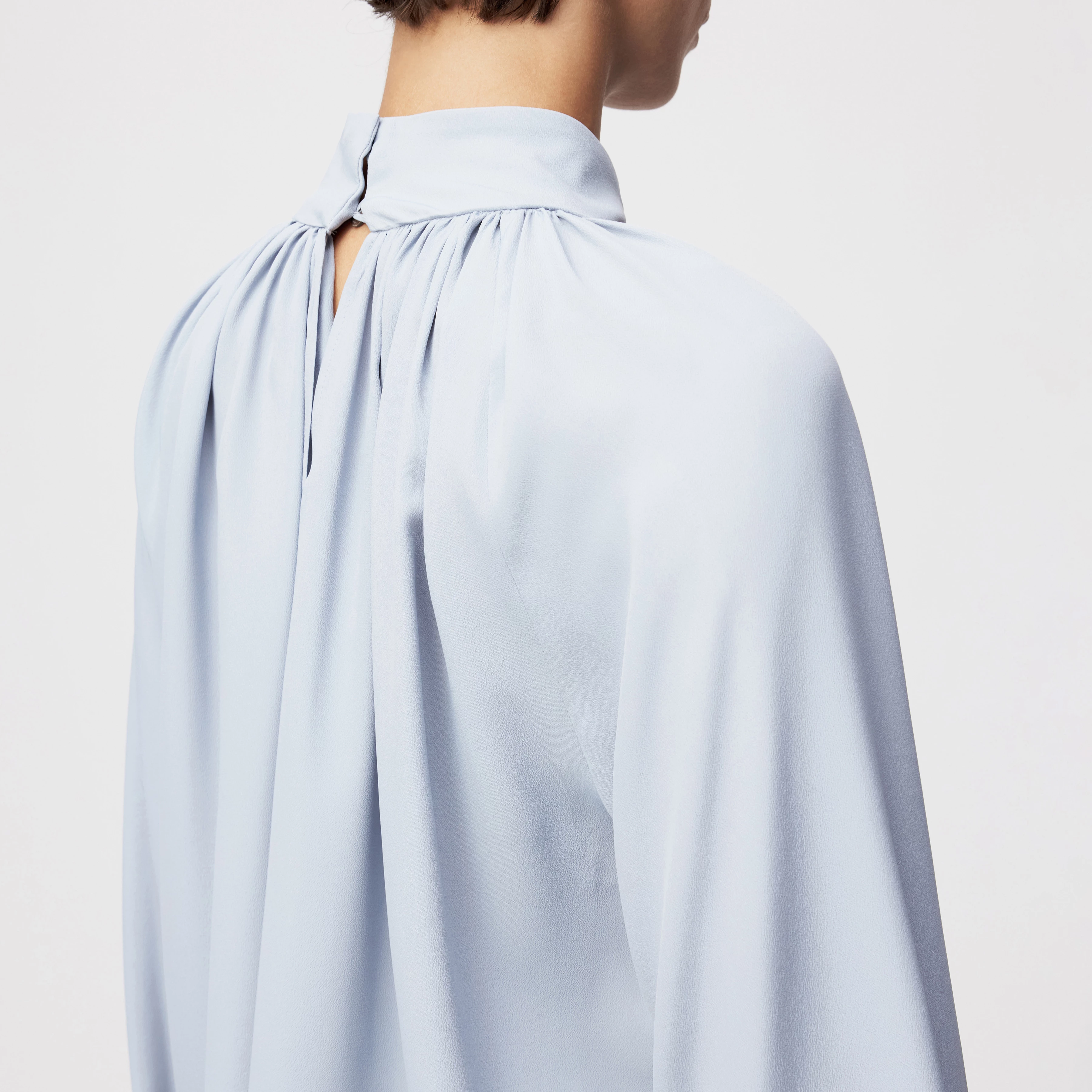 DUMONDA - Boho-Bluse in Seiden-Mix - Damen - blau - Detailansicht am Model