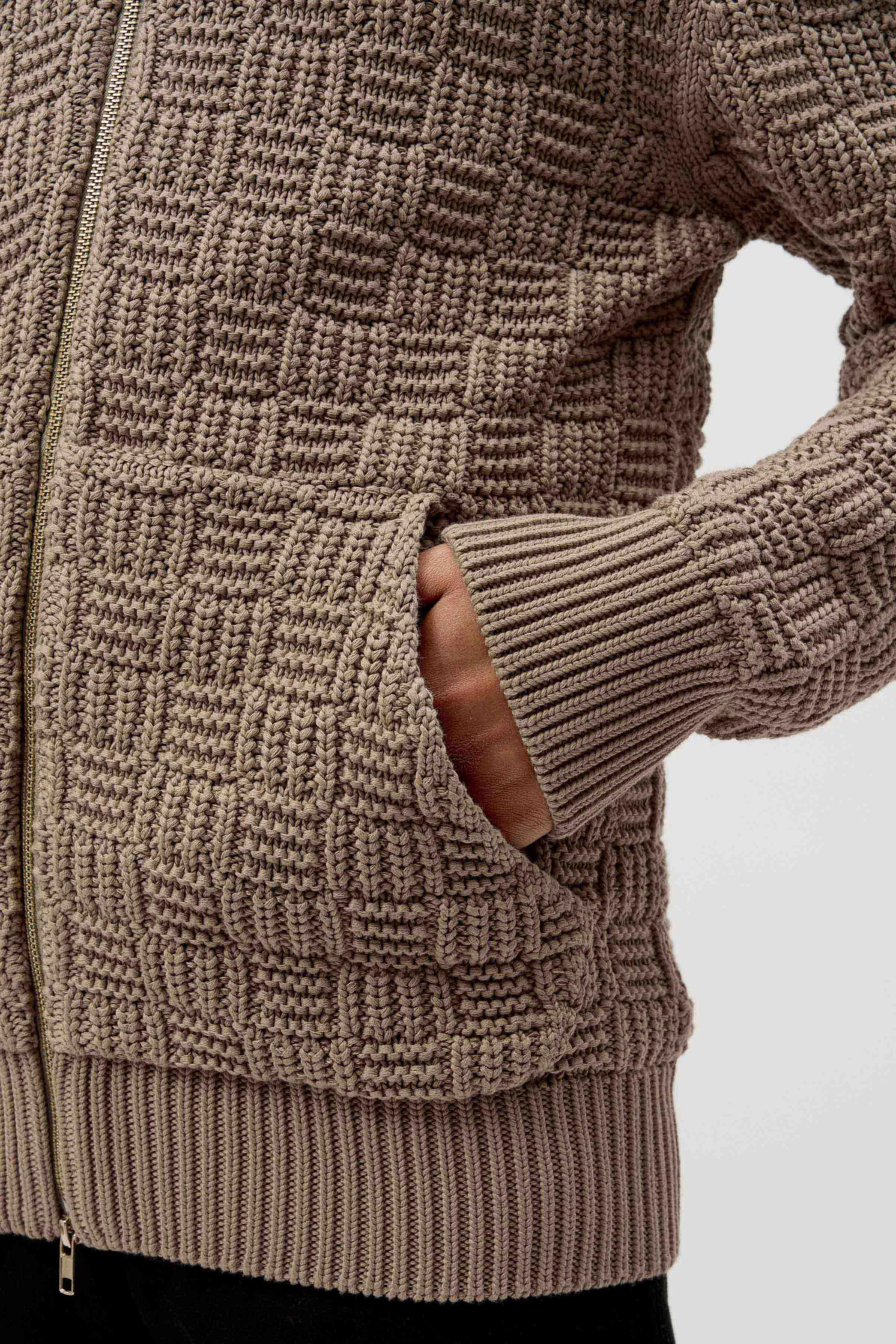 MAX - knitted bomber jacket with structure - men - brown - Seitenansicht