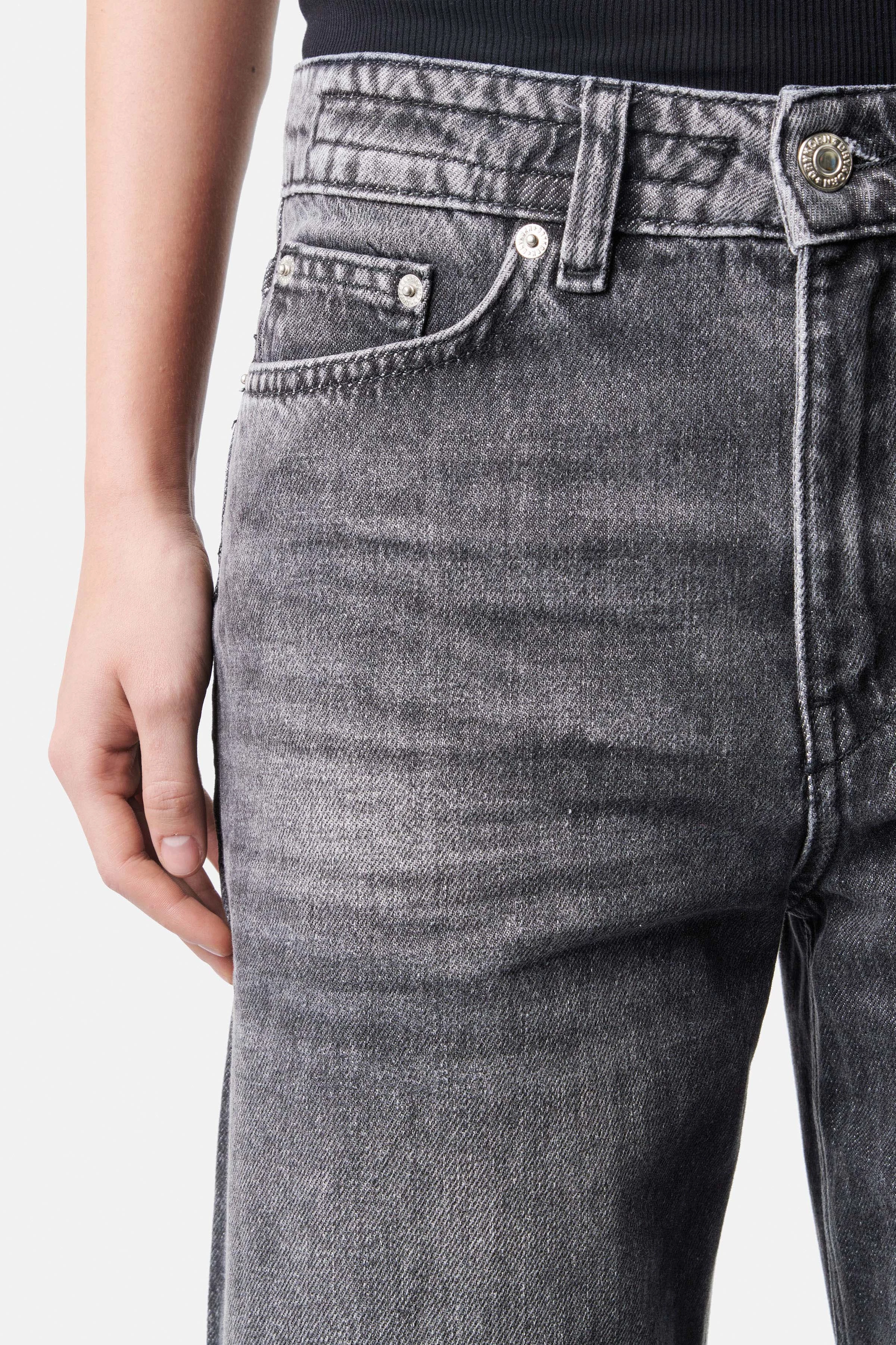 MEDLEY - Mid-Waist Jeans mit weitem Bein in fließendem grey Denim - Damen - grau - Seitenansicht