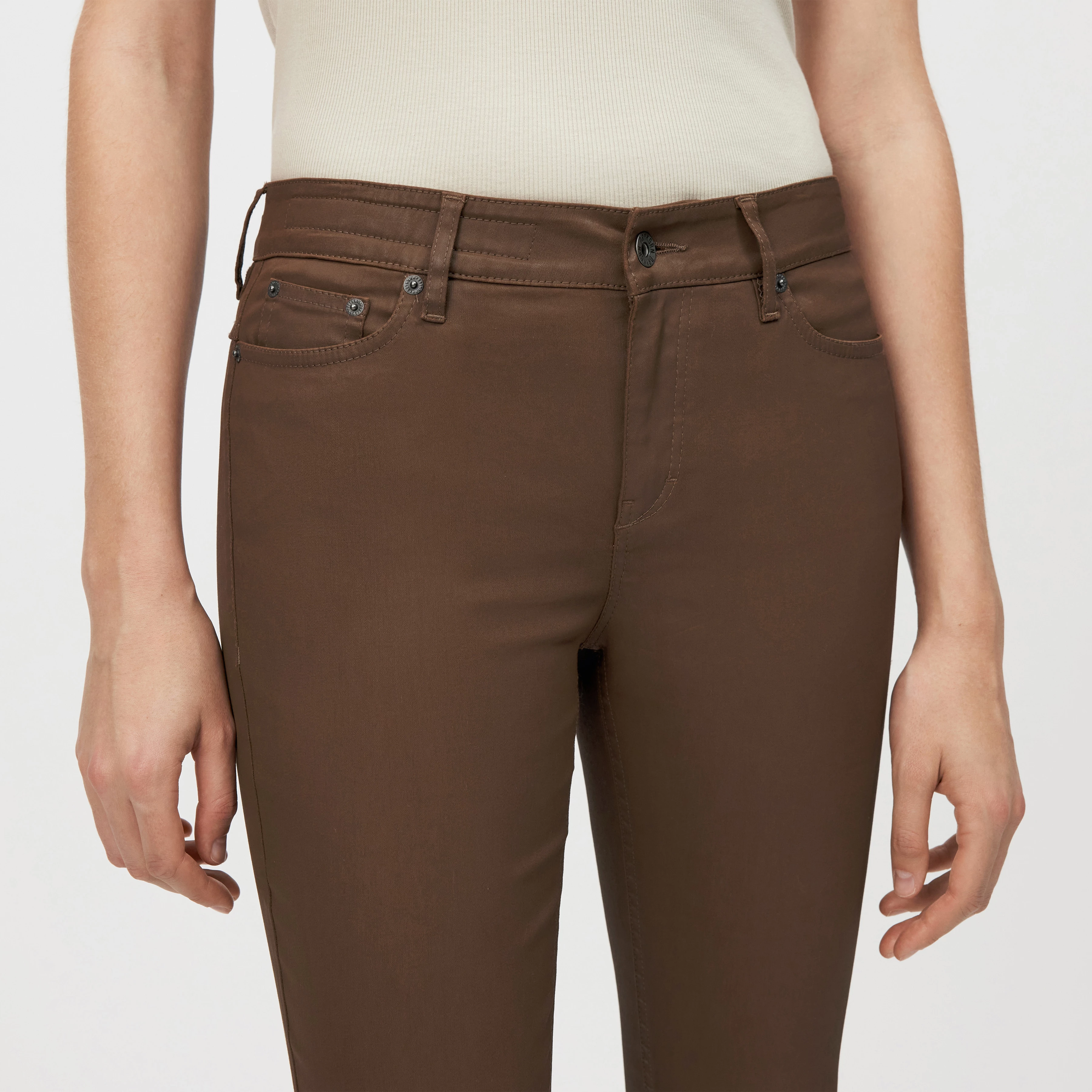 NEED - Low-Waist Skinny Jeans in Lederlook-Optik - Damen - braun - Detailansicht am Model