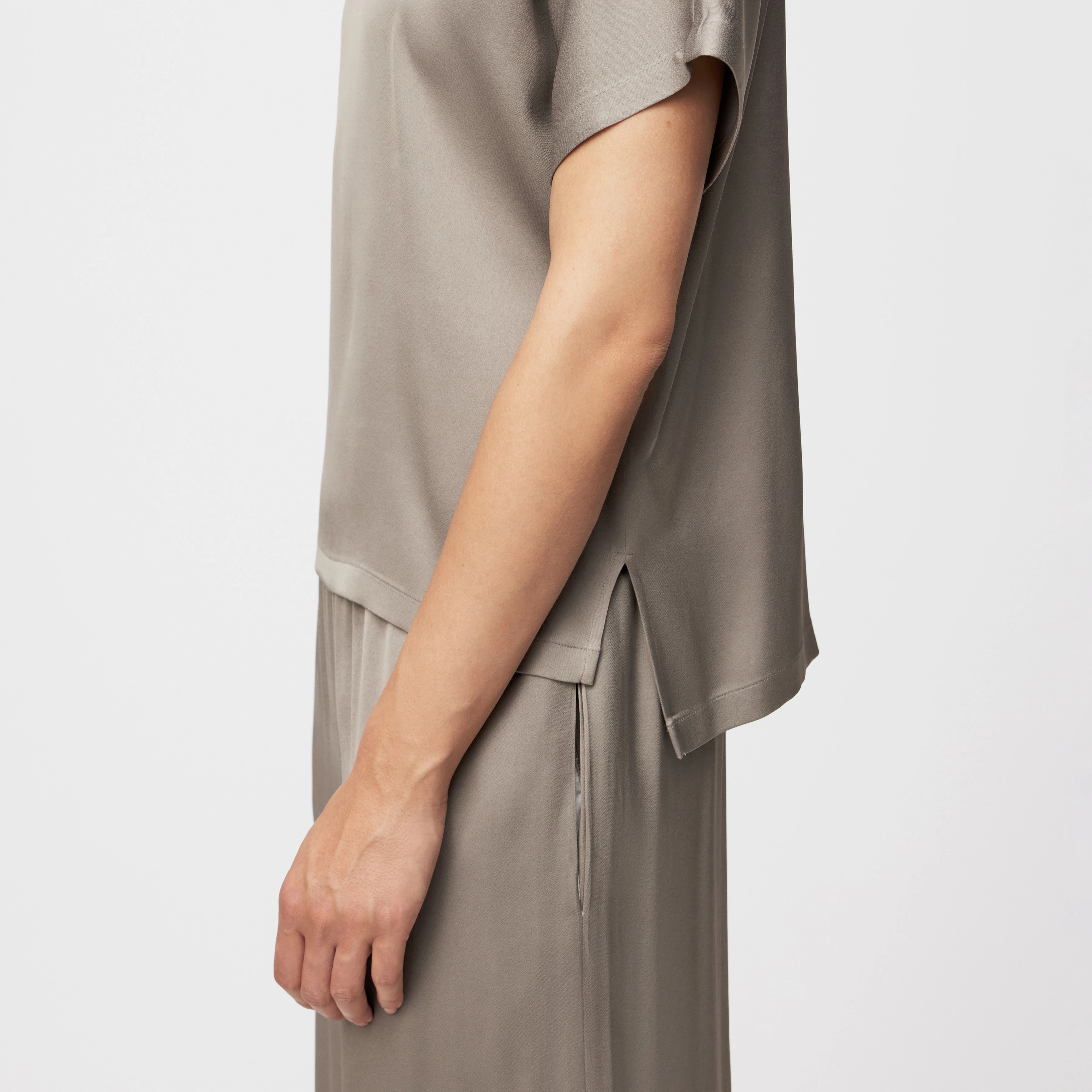 CORAMY - Casual shirt blouse in satin - women - beige - Detailansicht am Model