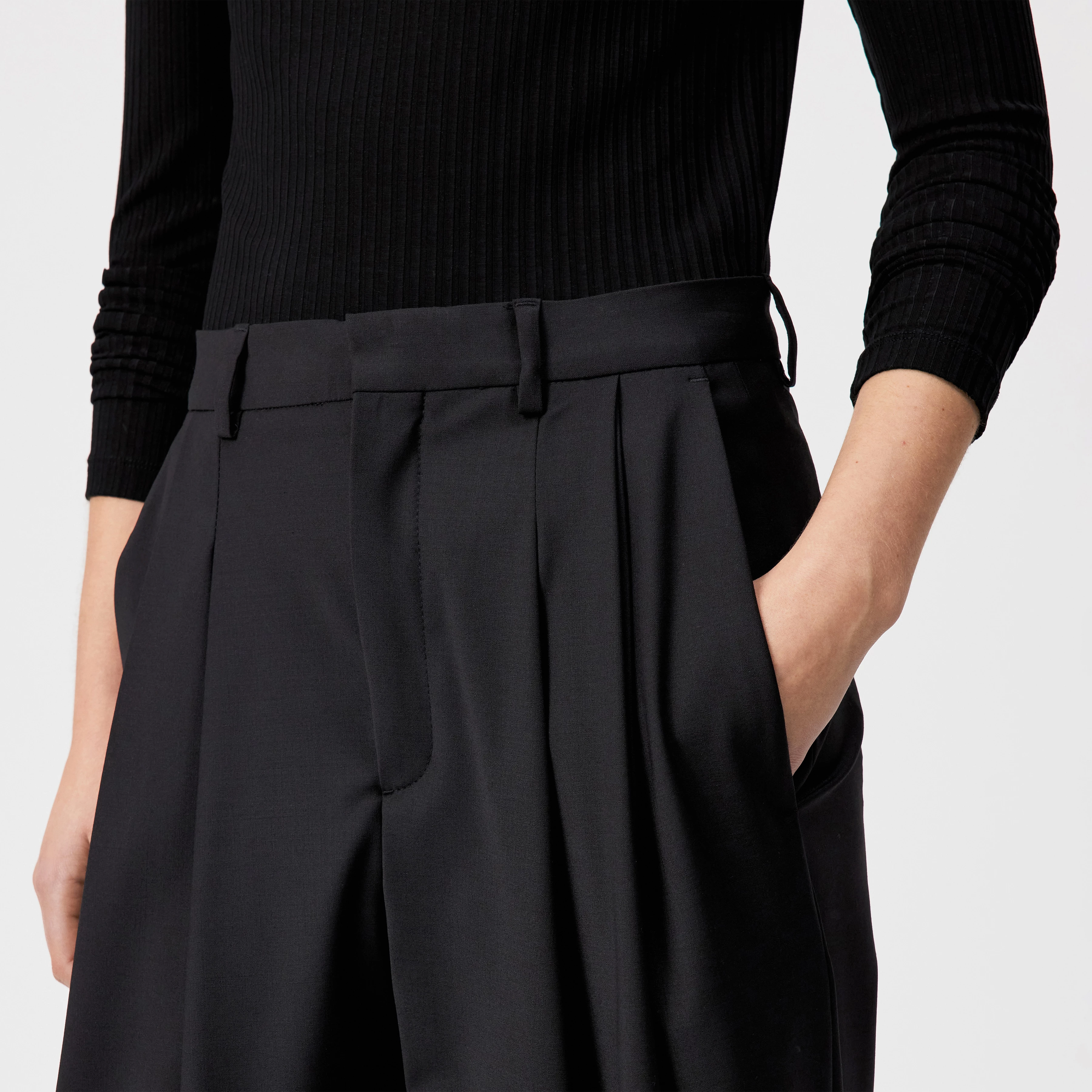 ELICIT - Wide pleated trousers in wool blend - women - black - Detailansicht am Model