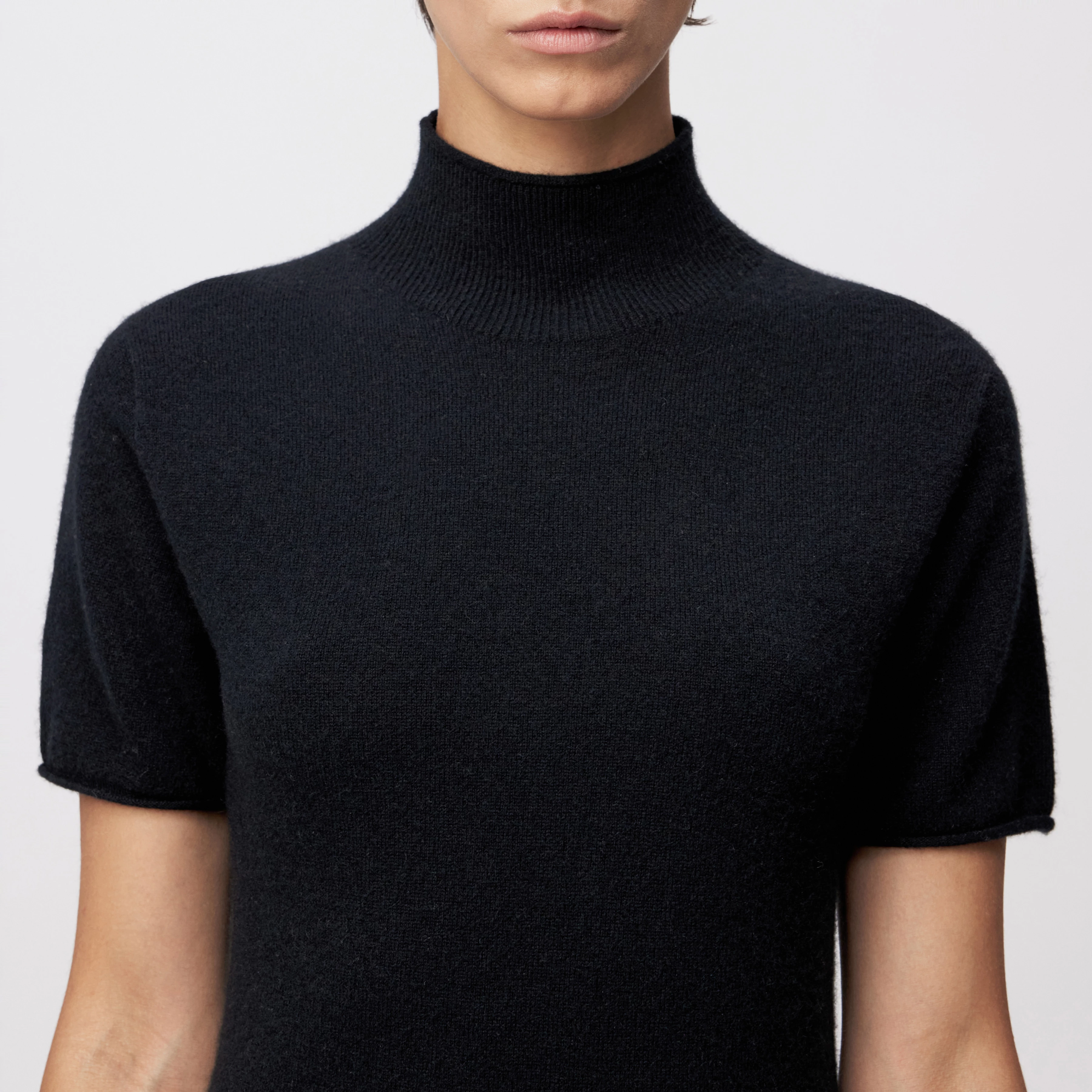FINIA_2 - Gestricktes T-Shirt in 100% Kaschmir - Damen - schwarz - Detailansicht am Model