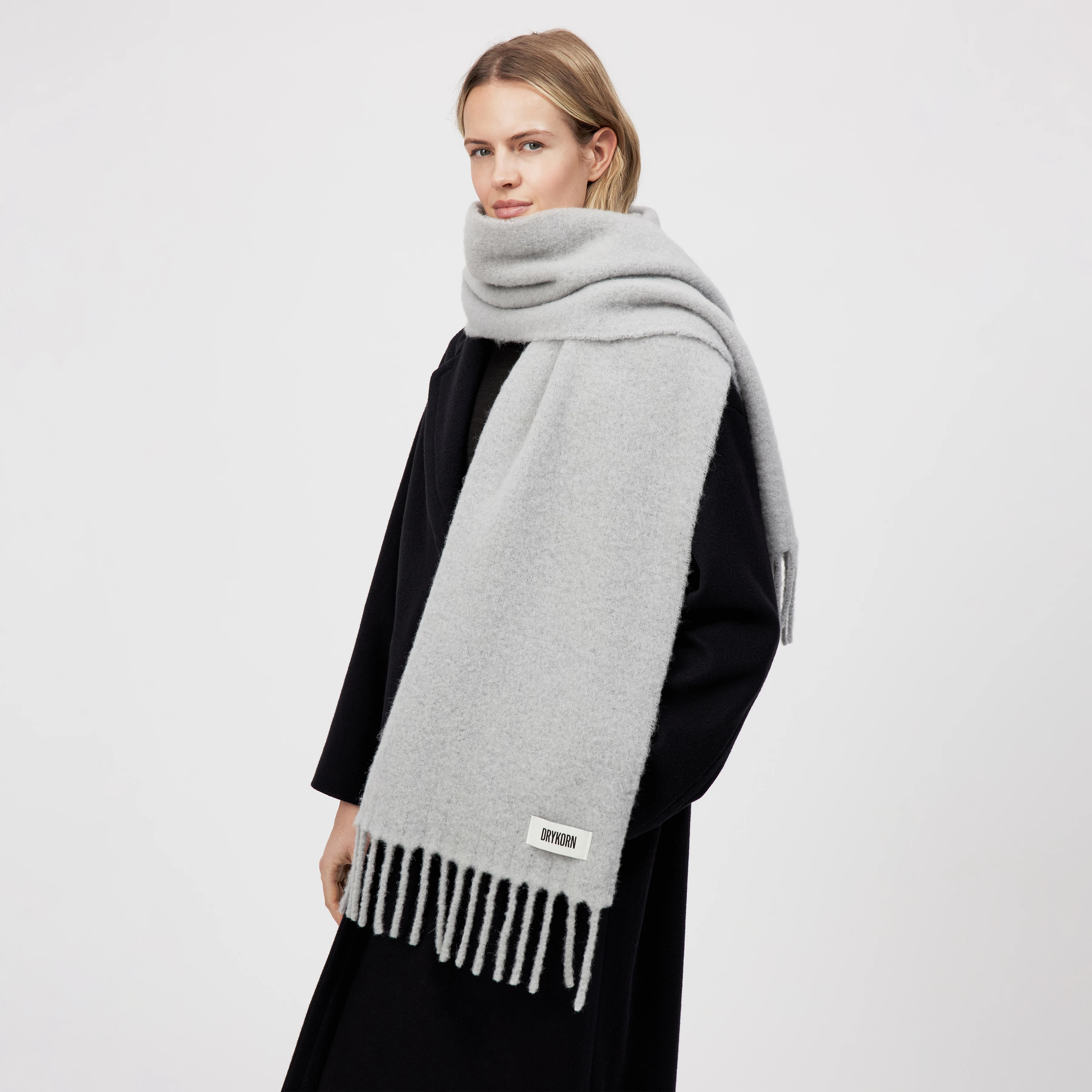 KASAY_2 - Schal in flauschigen Alpaka-Mix - Unisex - grau - Ganzkörper-Frontansicht