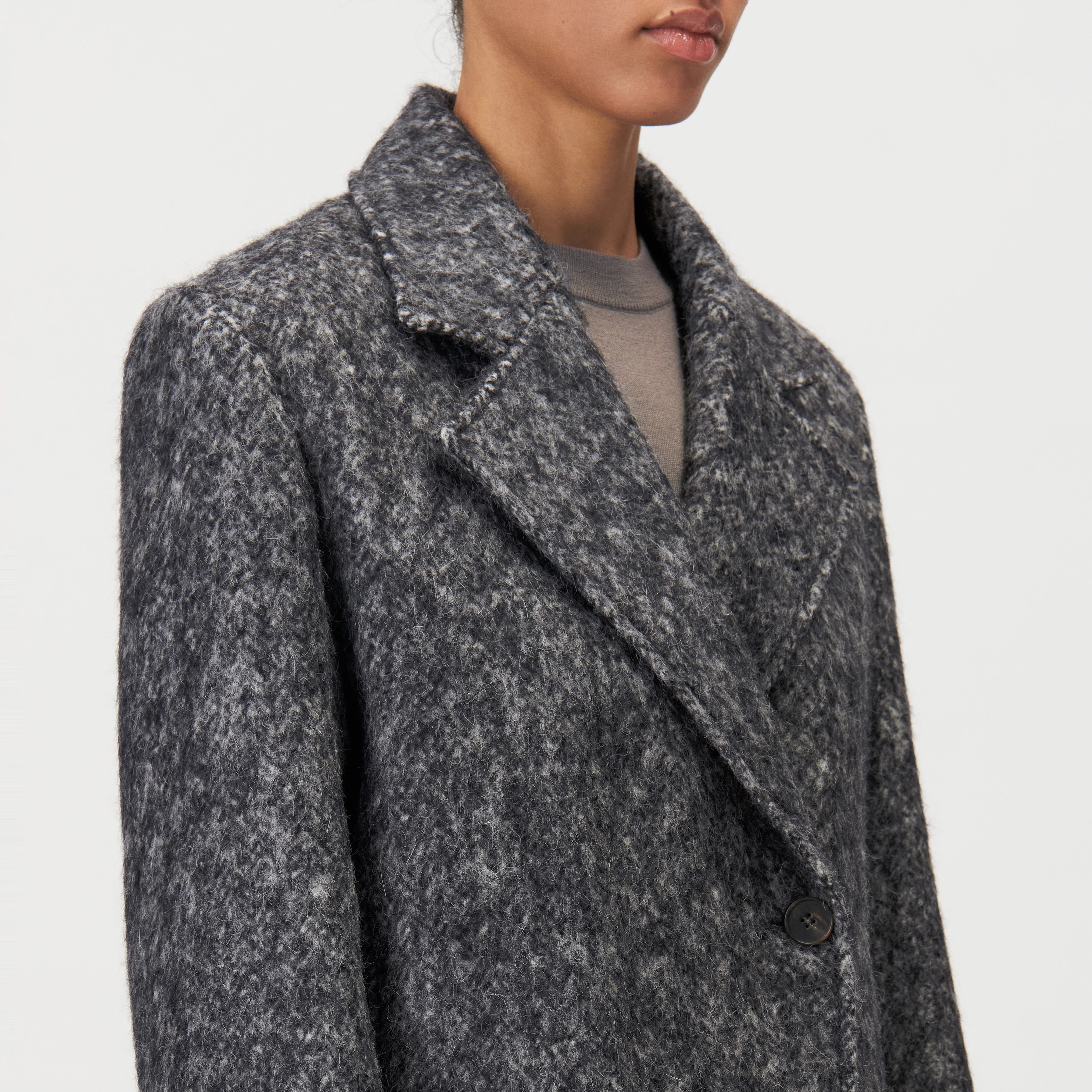 ISFIELD - Relaxed fit alpaca blend coat - women - grey - Detailansicht am Model