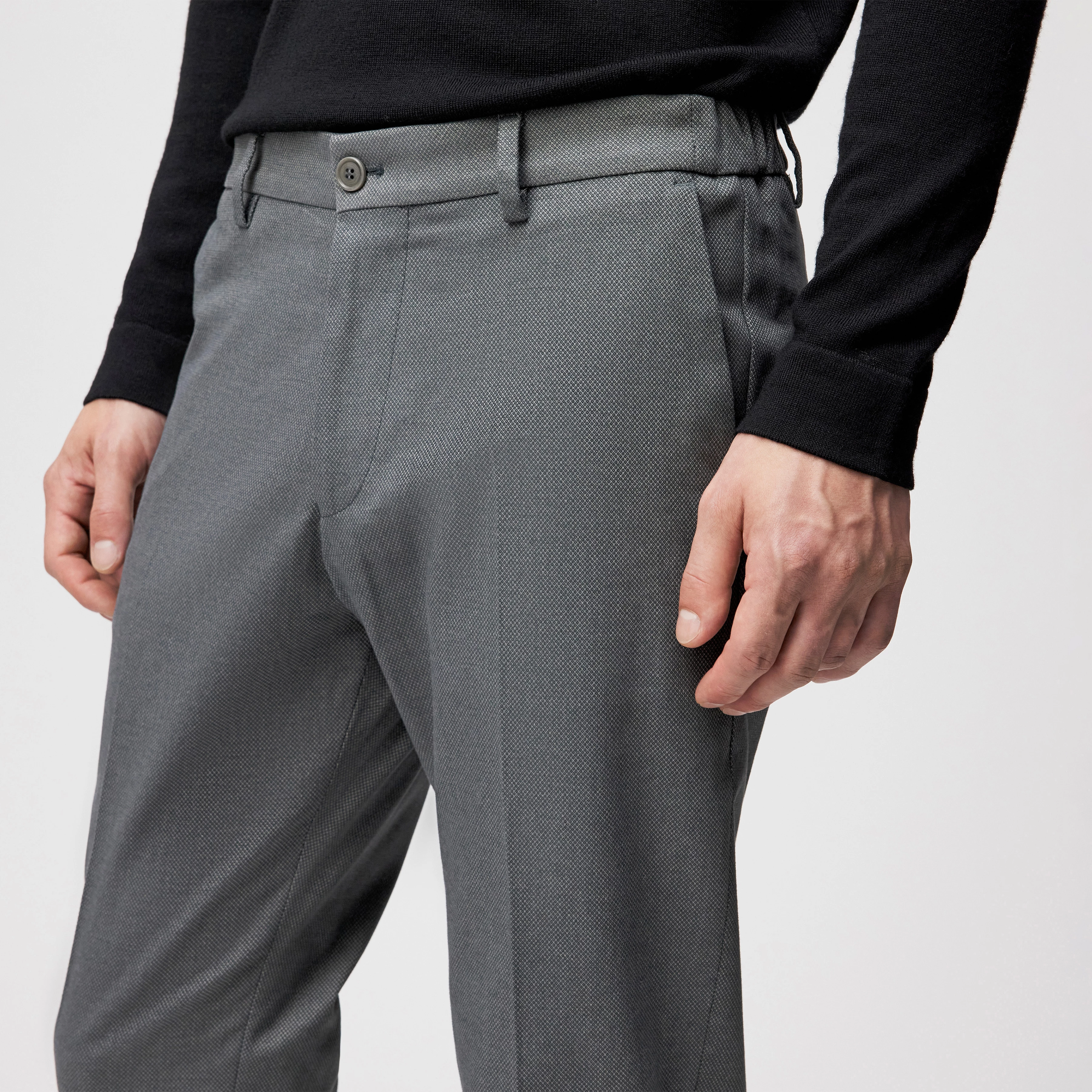 AJEND - Konfektionierte Hose in Baumwoll-Mix - Herren - grau - Detailansicht am Model