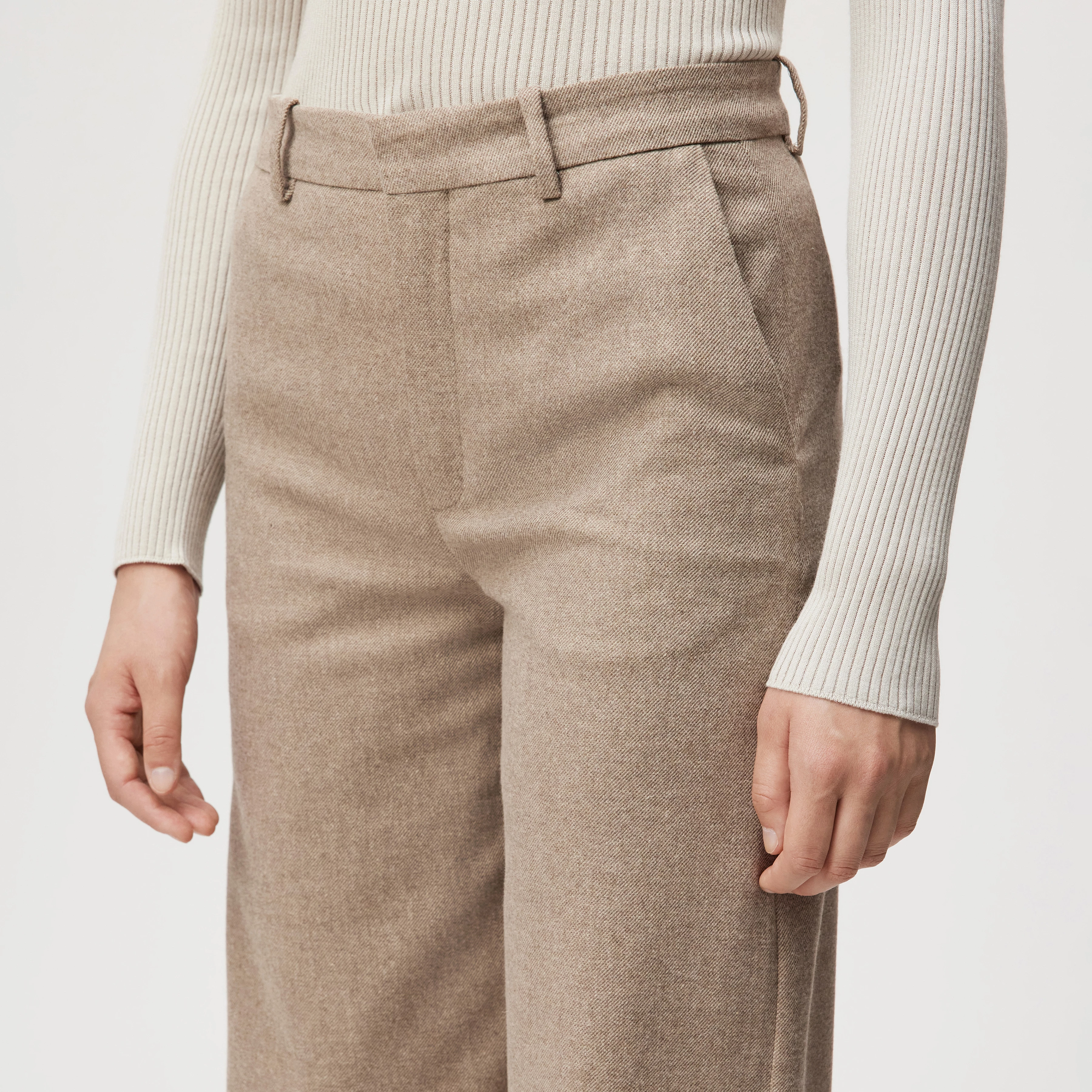 DESK - Hose mit Barrel-Leg in Woll-Mix - Damen - beige - Detailansicht am Model