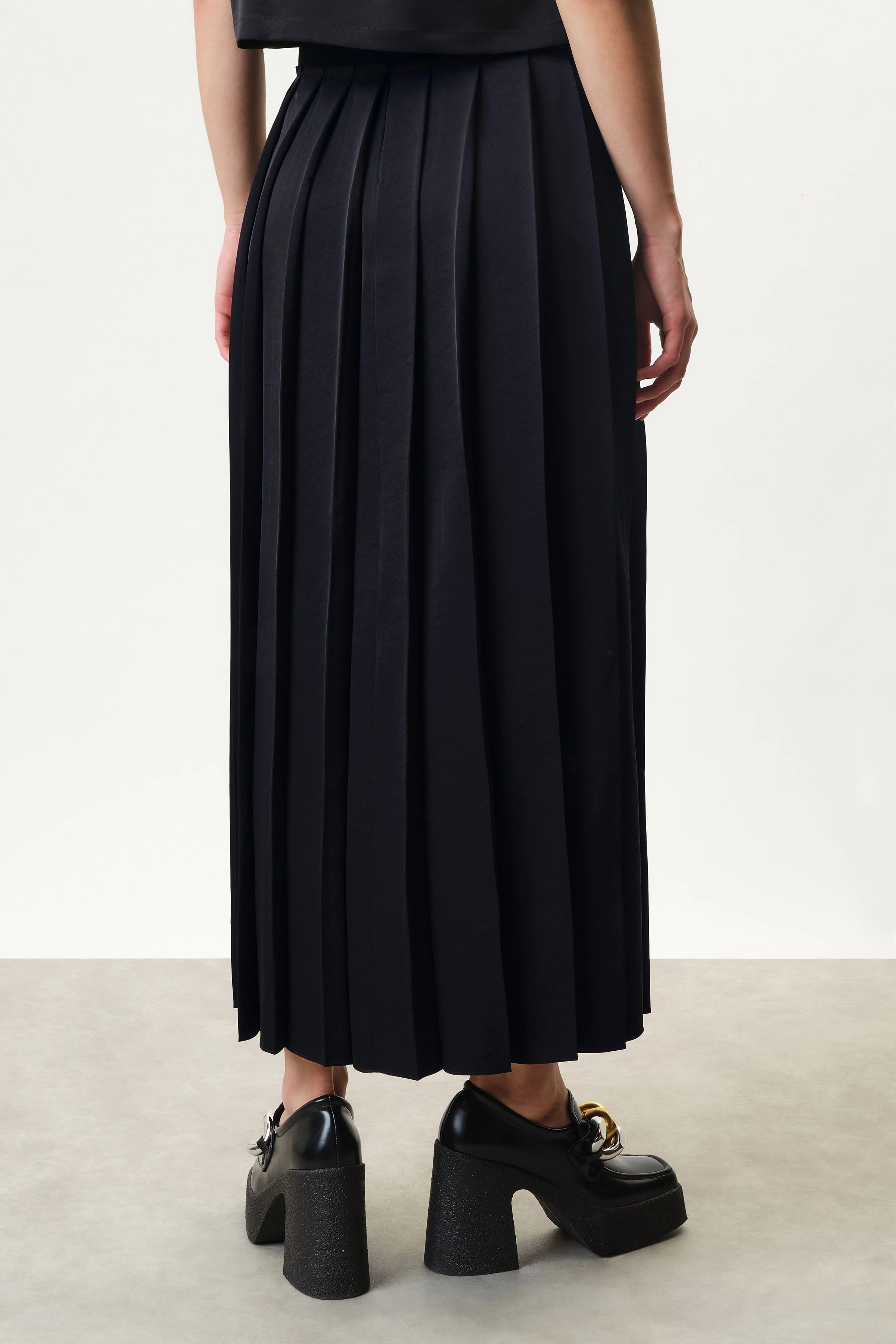 MITANA - Midirock mit Falten in luxuriösem Satin - Damen - schwarz - Rückansicht