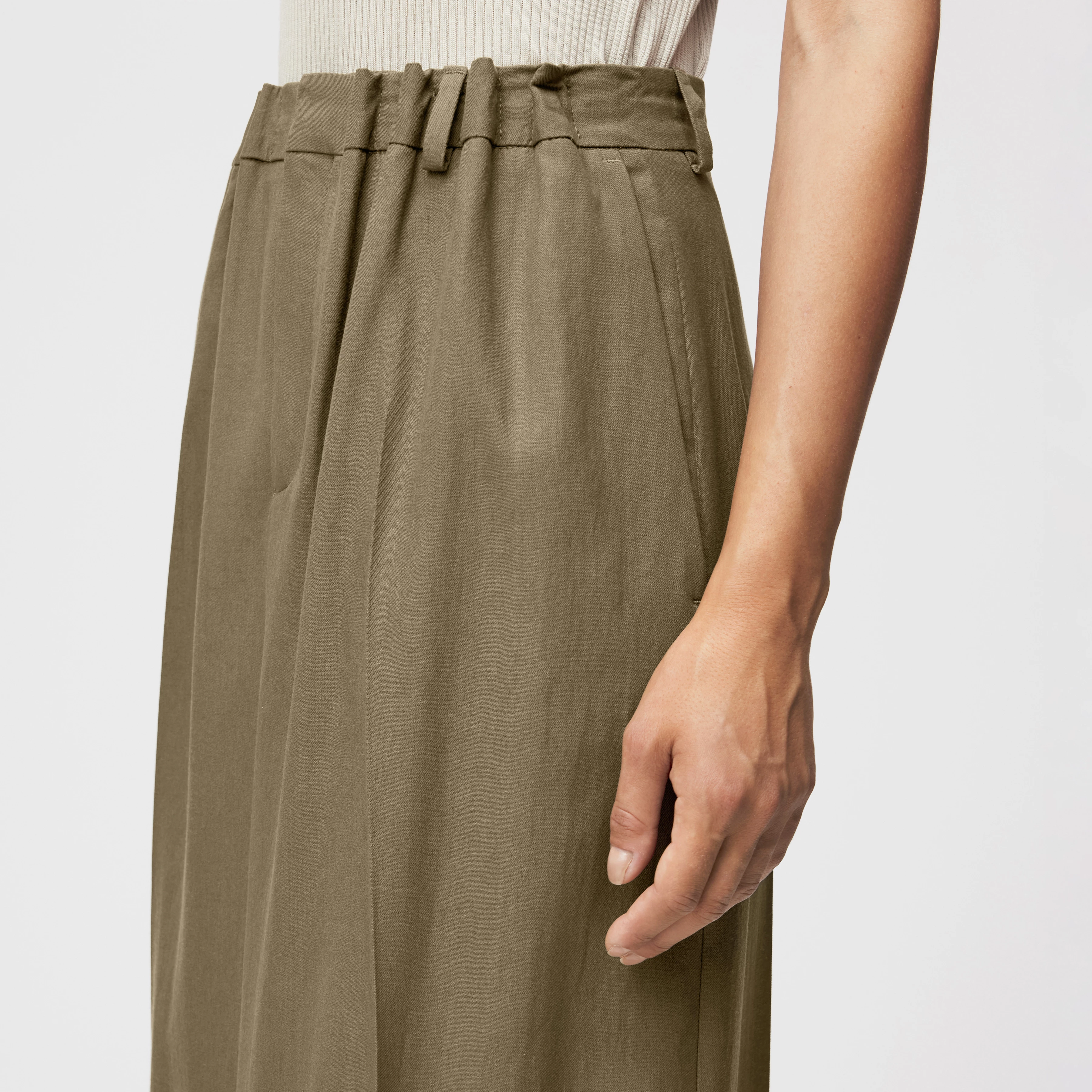 CORALINE - Rock mit Bundfalten in Twill - Damen - grün - Detailansicht am Model