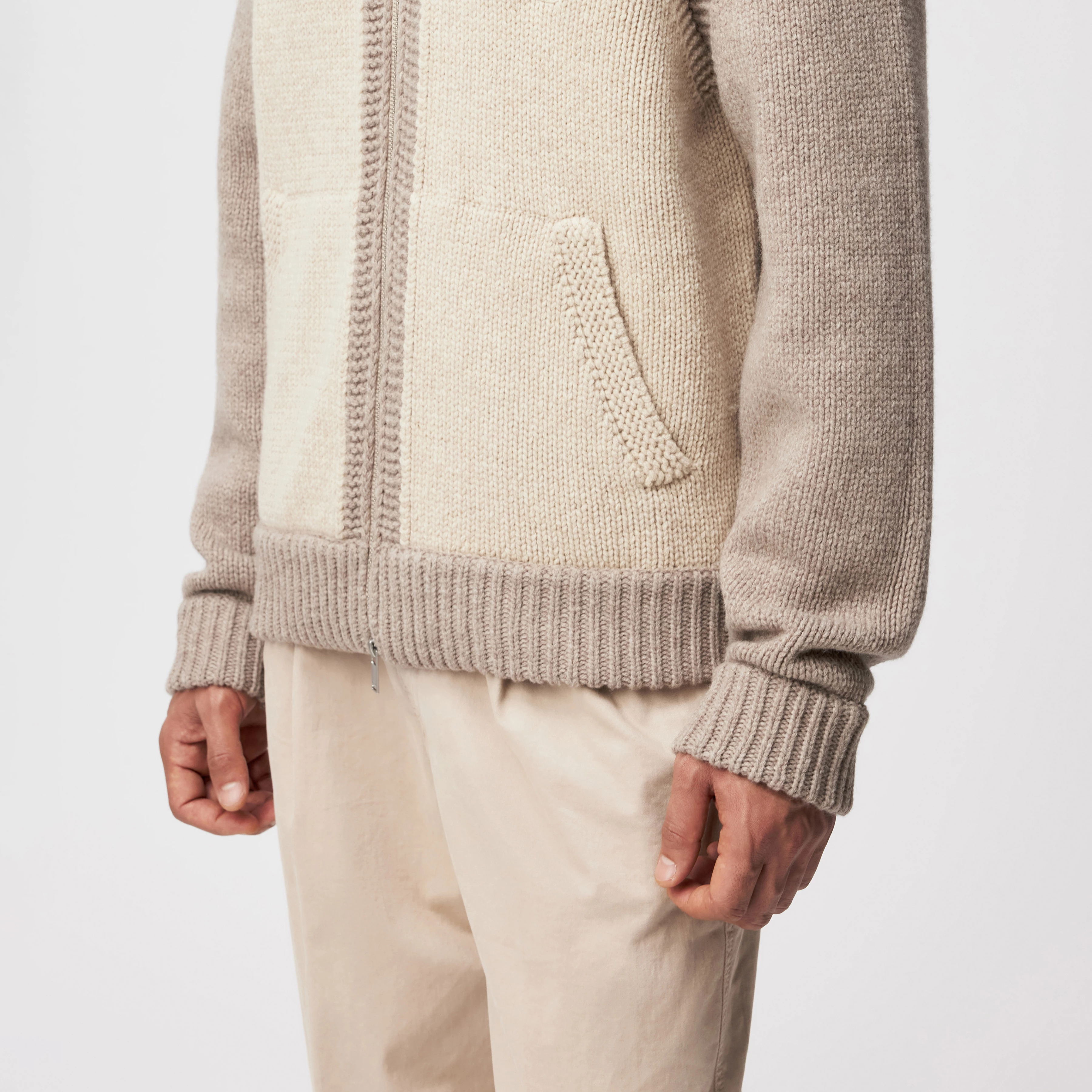 LAKYN - Cardigan in lambswool - men - brown - Detailansicht am Model