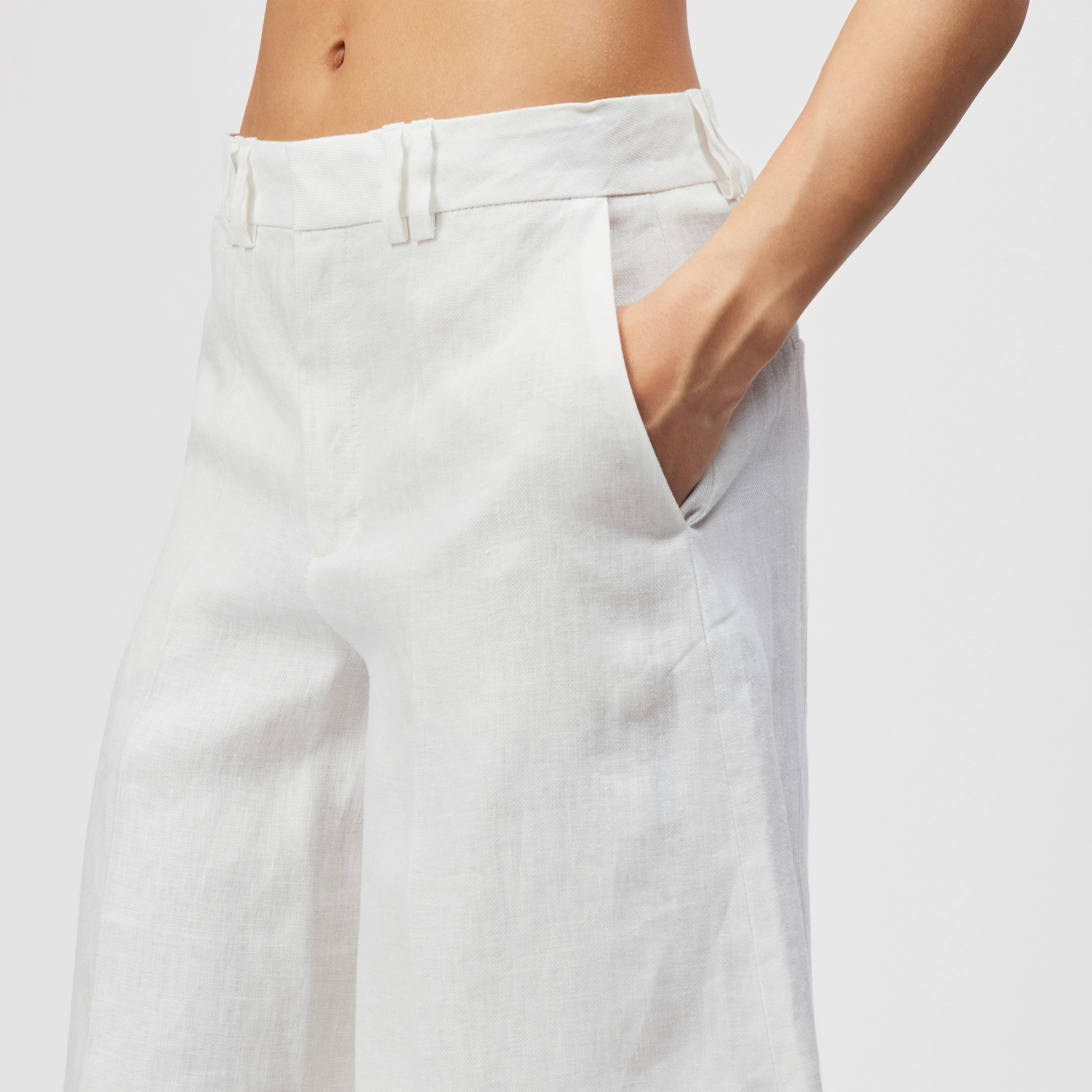 GOVERN - Relaxed Fit Bermuda Shorts in Linen - women - off white - Detailansicht am Model