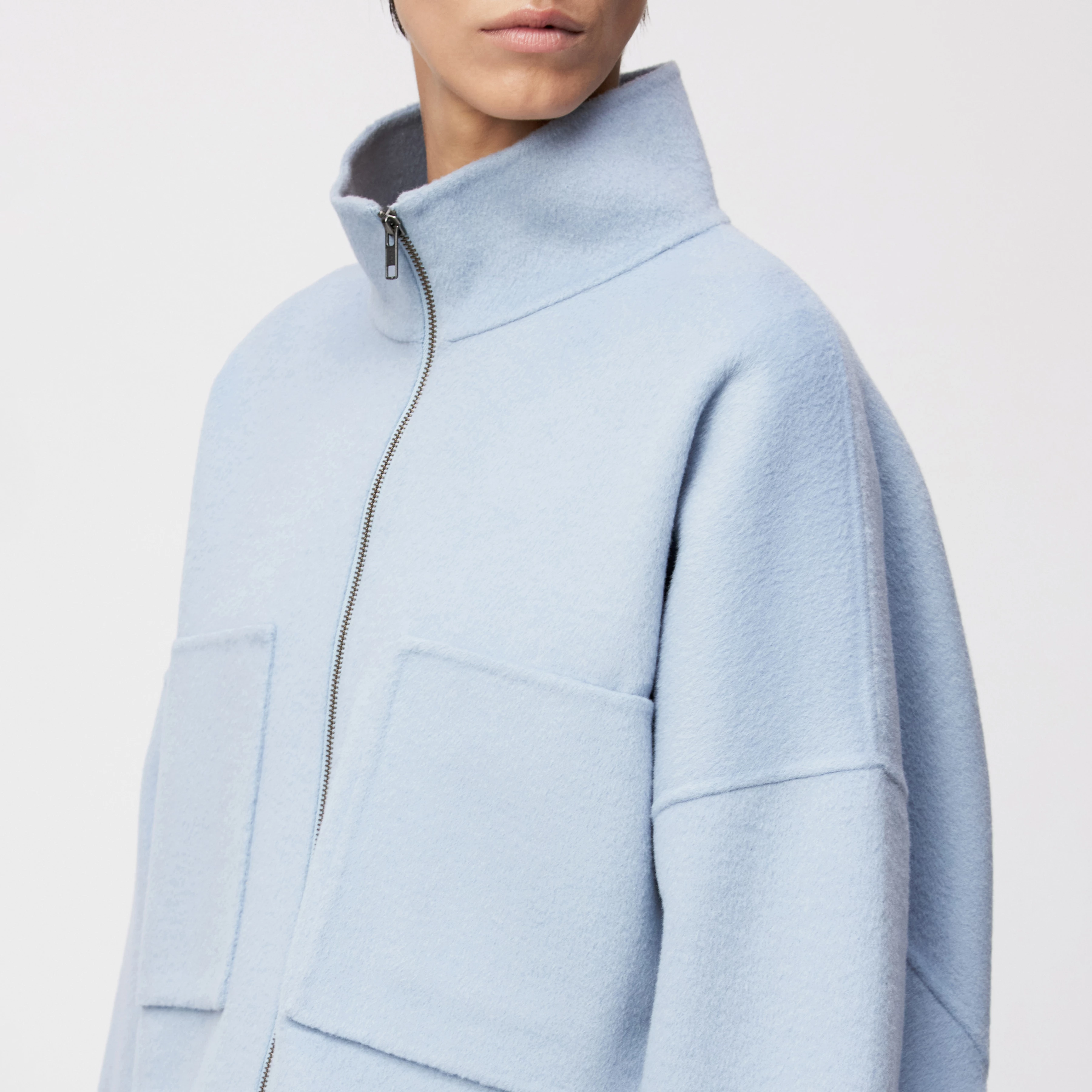 ELSTOW_1 - Oversized Jacke in Doubleface - Damen - blau - Detailansicht am Model