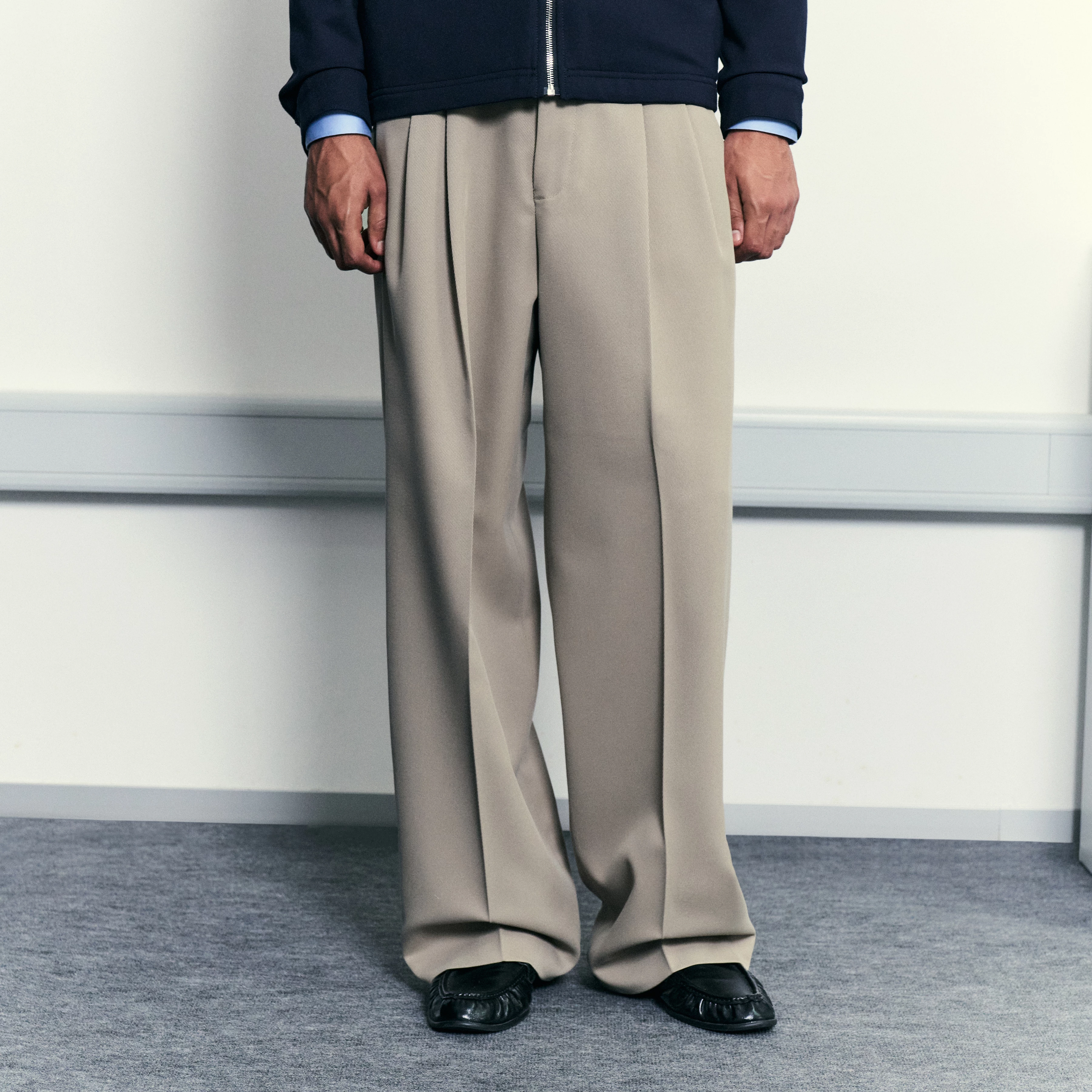 LEEK_WIDE - Relaxed fit pleated twill trousers - men - beige
