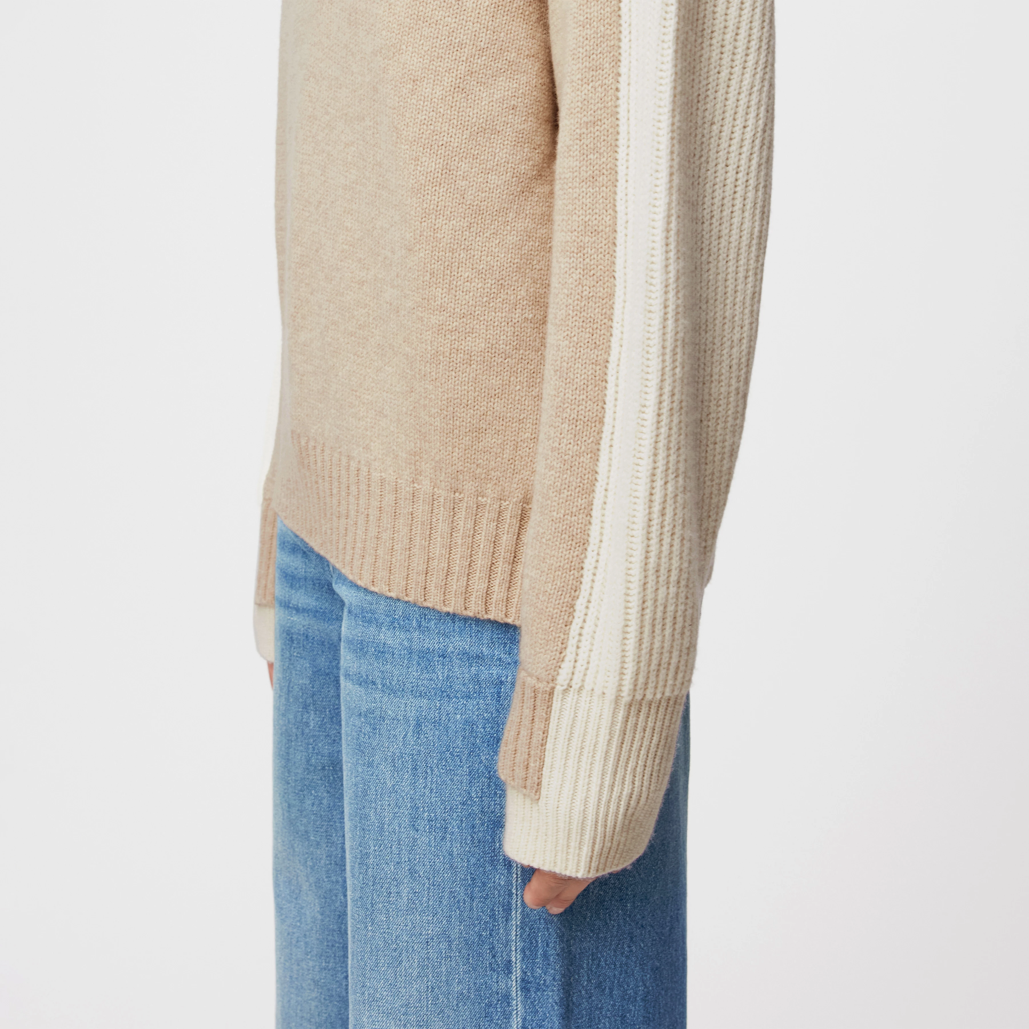 PASELIA - Oversized Pullover in Schurwolle - Damen - beige - Detailansicht am Model
