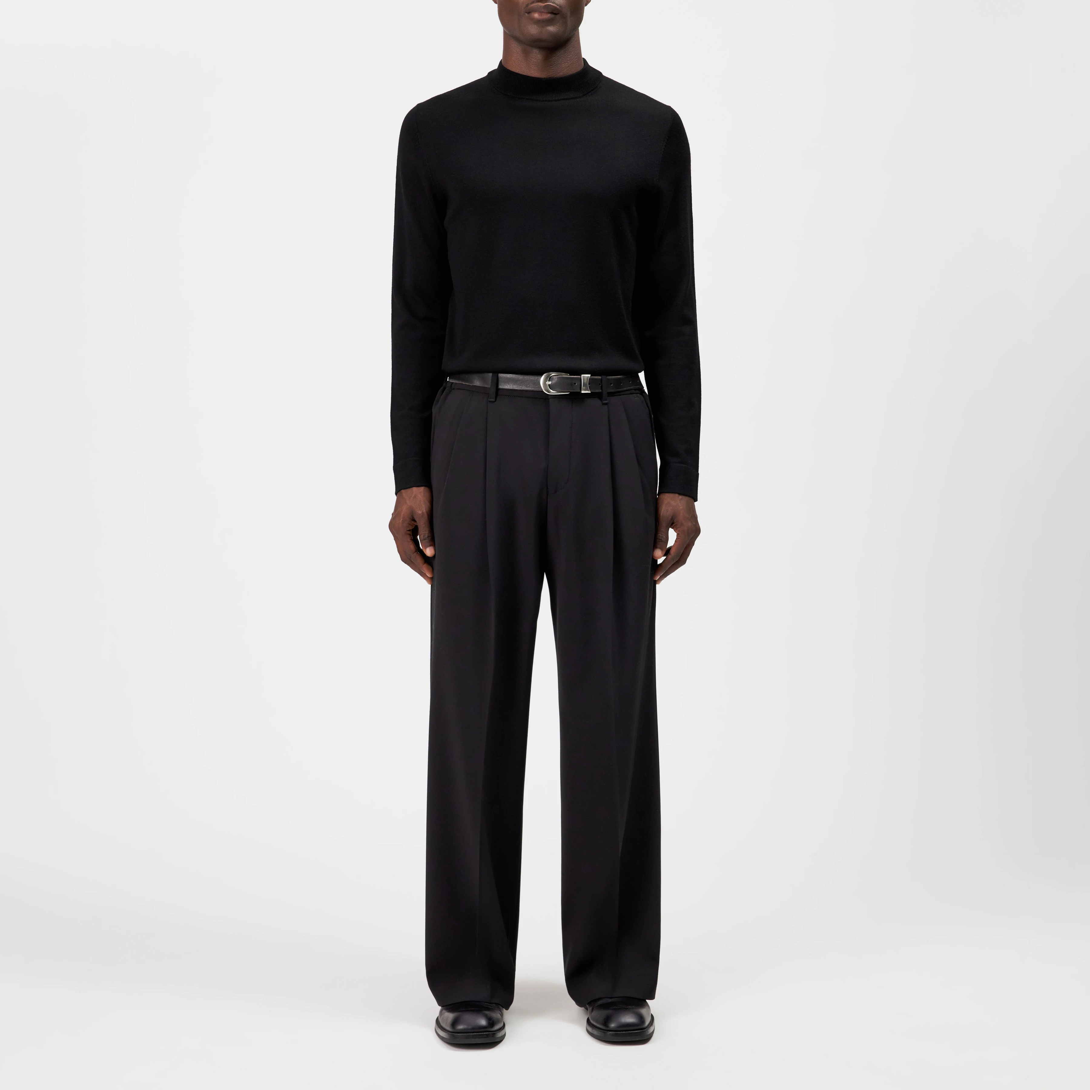 ARWON - Fitted turtleneck jumper in pure Merino wool - men - black - Ganzkörper-Frontansicht