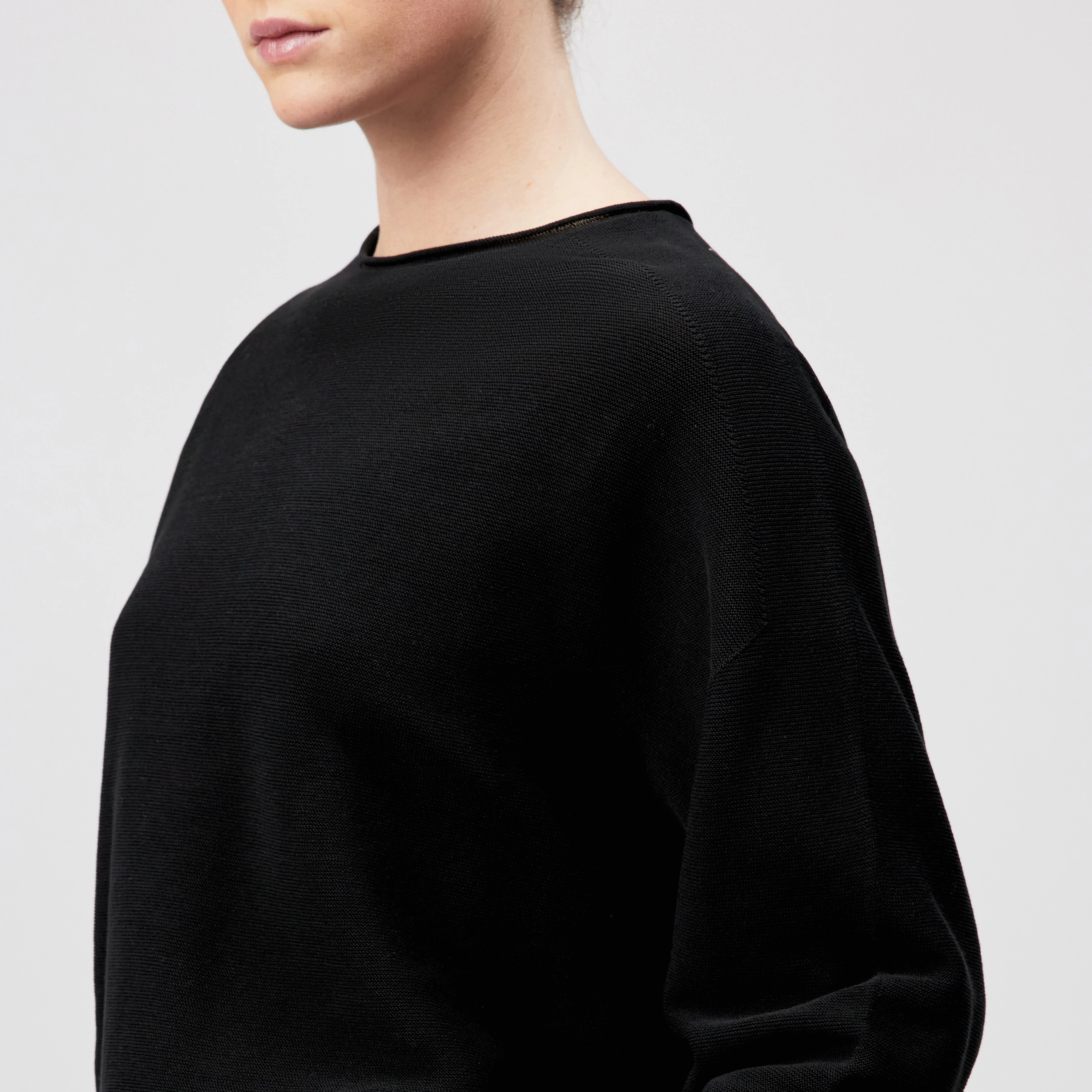 MEAMI - Cropped egg-shape pullover in pure cotton - women - black - Detailansicht am Model