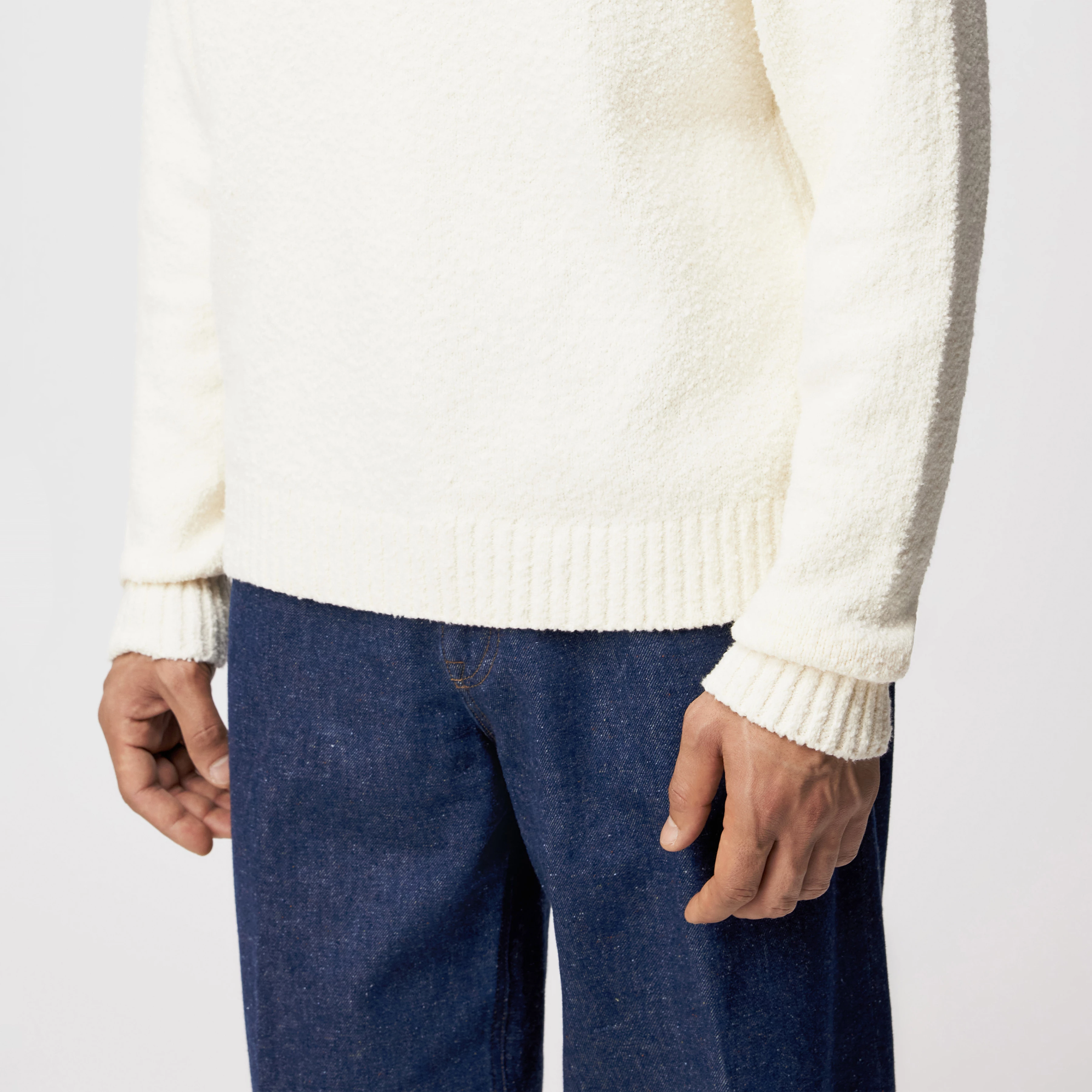 BEKKET - Strickpolo mit Knopfleiste in Bouclé Baumwoll-Mix - Herren - off white - Detailansicht am Model
