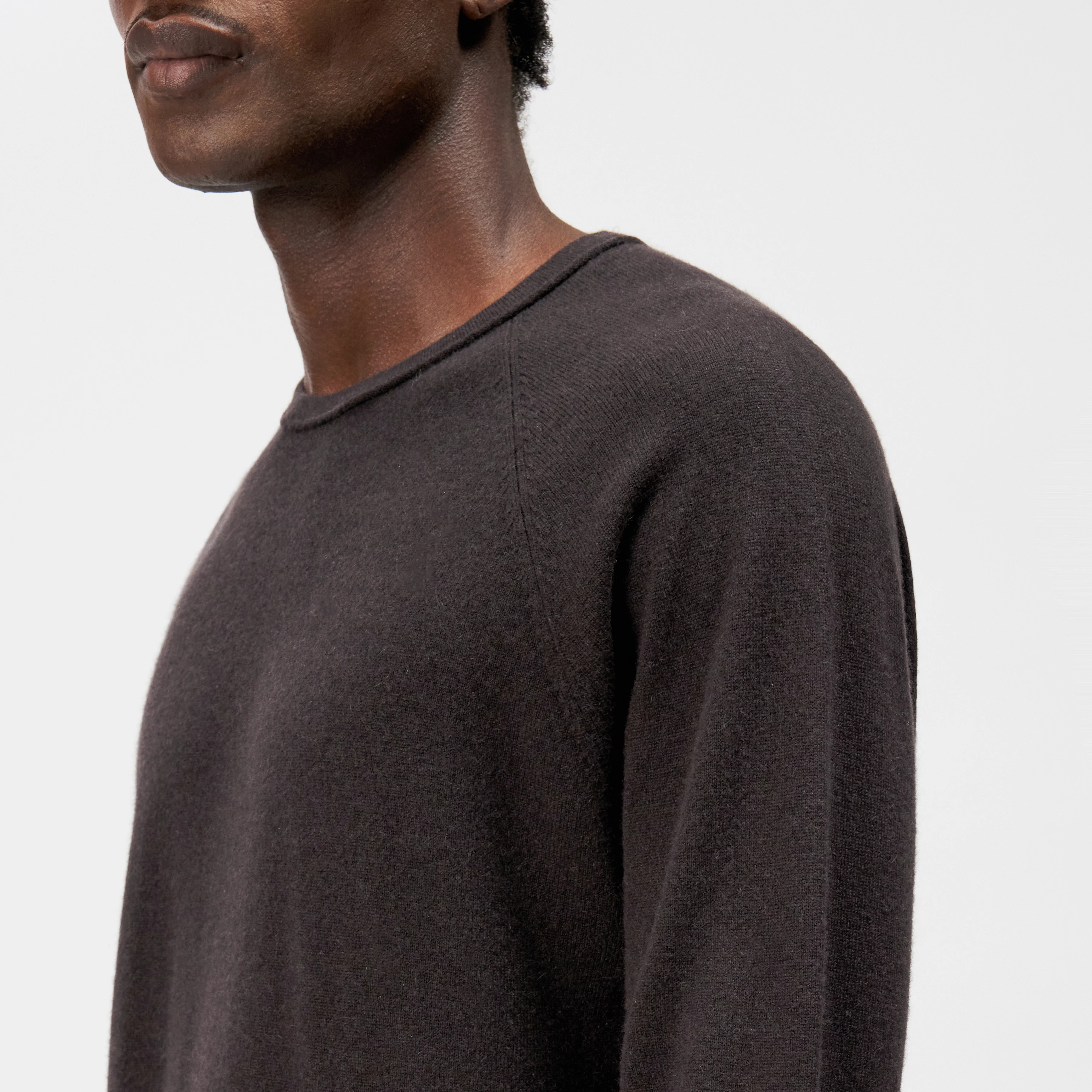 TITZIAN - Long sleeve top in 100% cashmere - men - brown - Detailansicht am Model