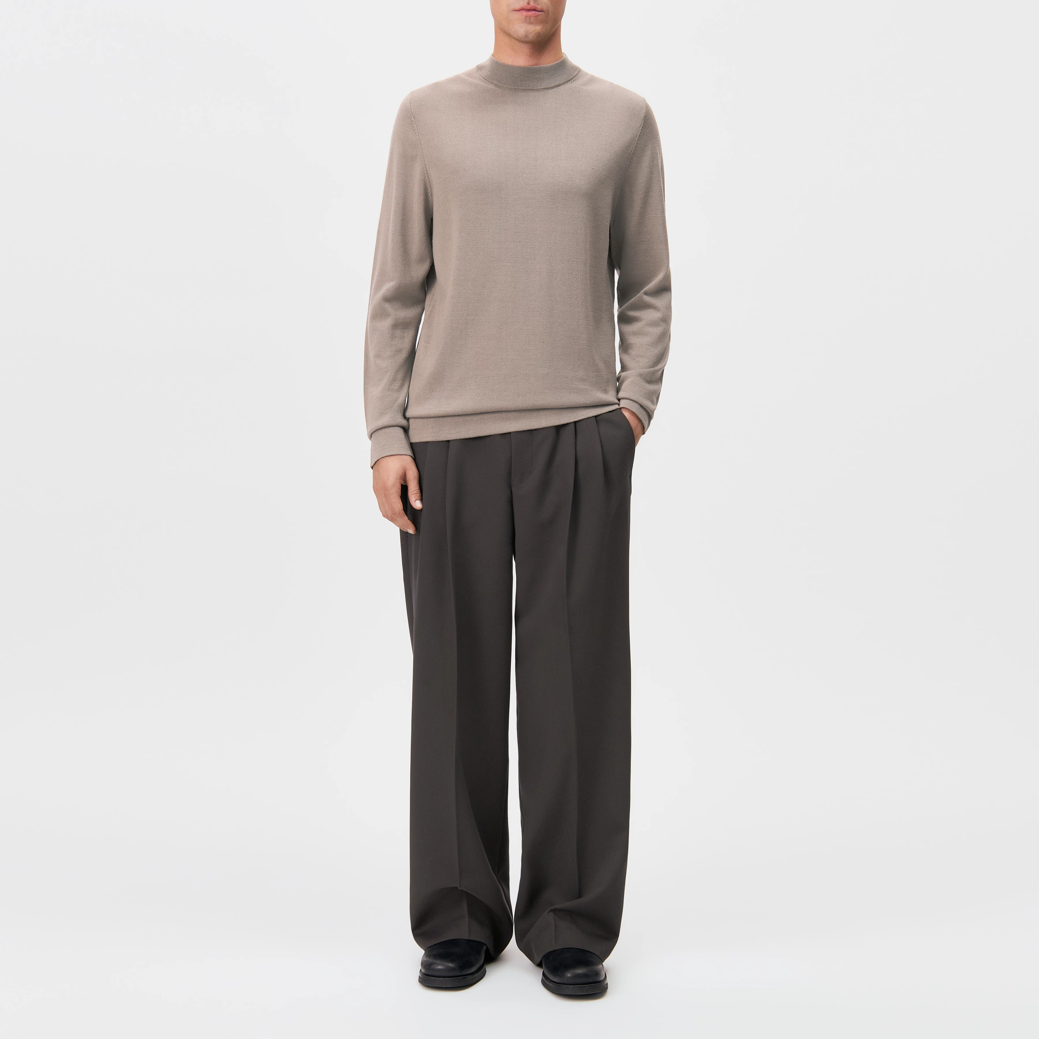 ARWON - Fitted turtleneck jumper in pure Merino wool - men - brown - Ganzkörper-Frontansicht