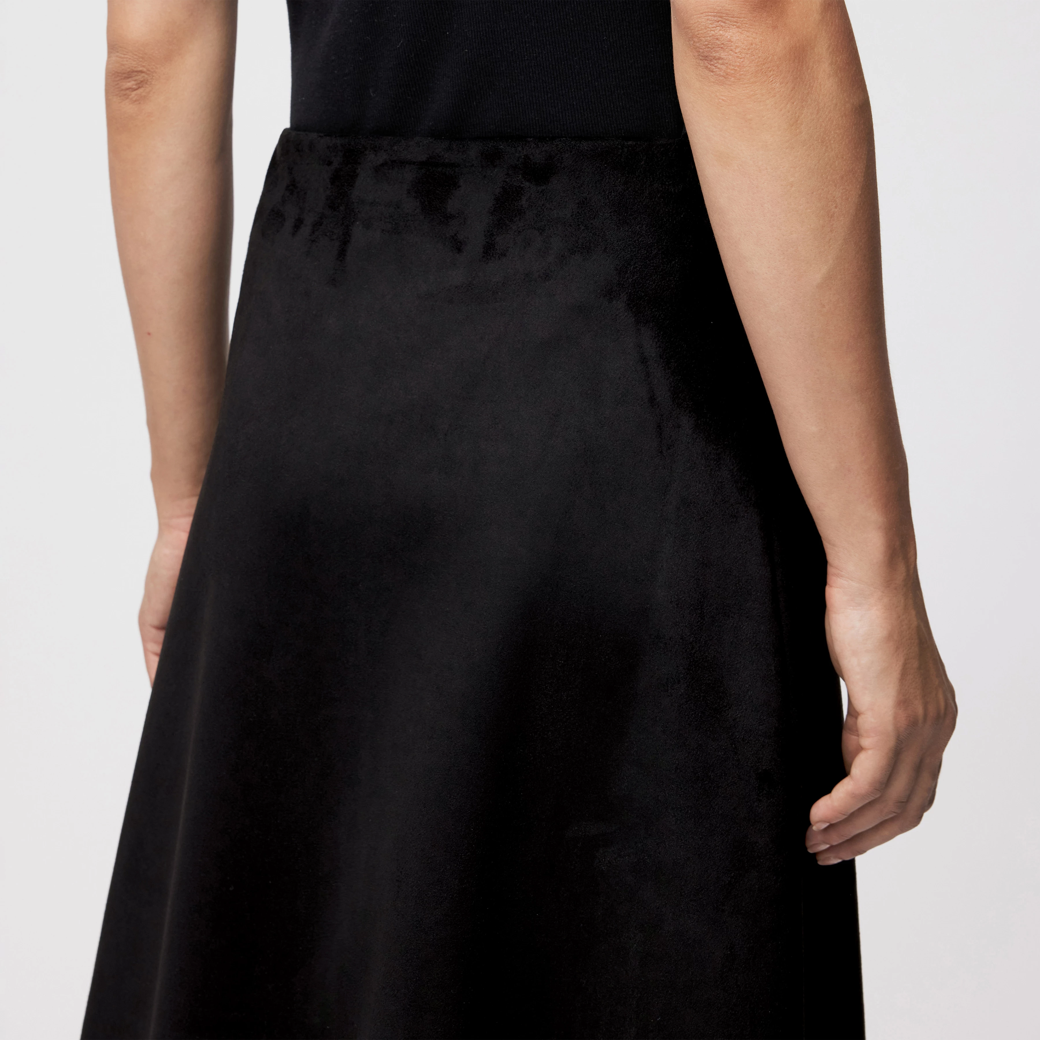 URA - Mid-length slip skirt in suede-look fabric - women - Natural Aluminium - Detailansicht am Model