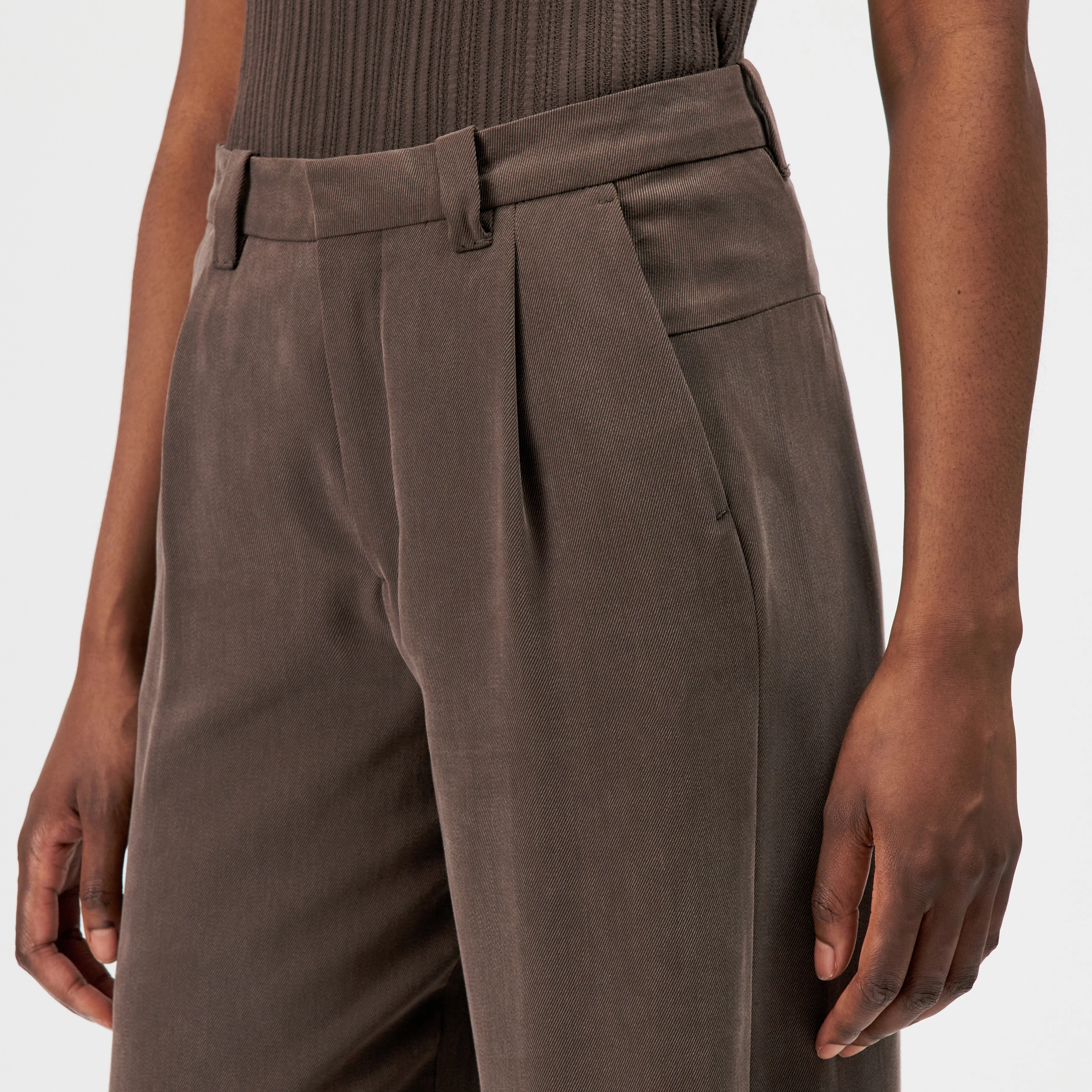 CRAWL - Pantalon à pinces en twill fluide - women - marron - Detailansicht am Model