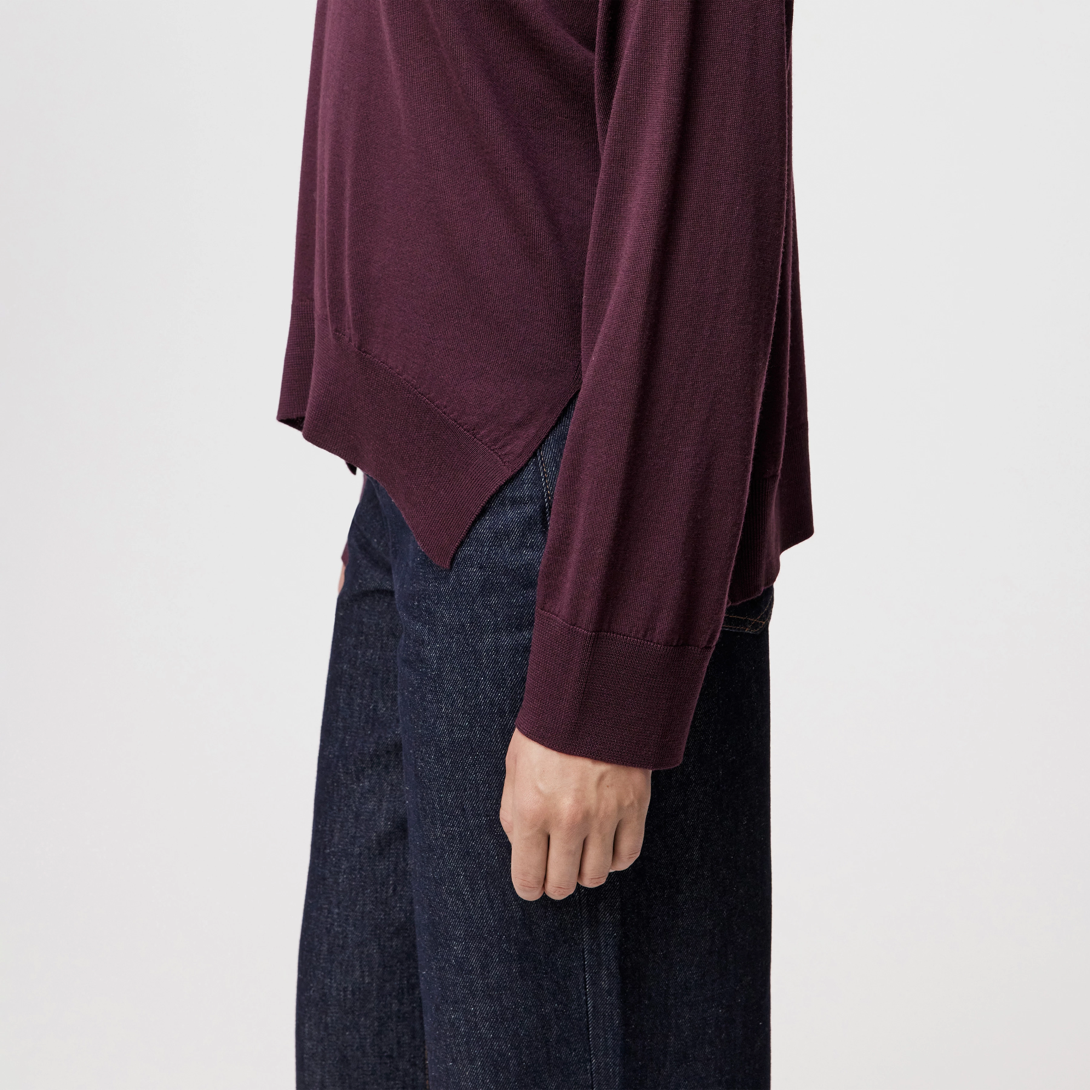 LIZIELA - Pull à col rond en laine mérinos fine - women - rouge - Detailansicht am Model