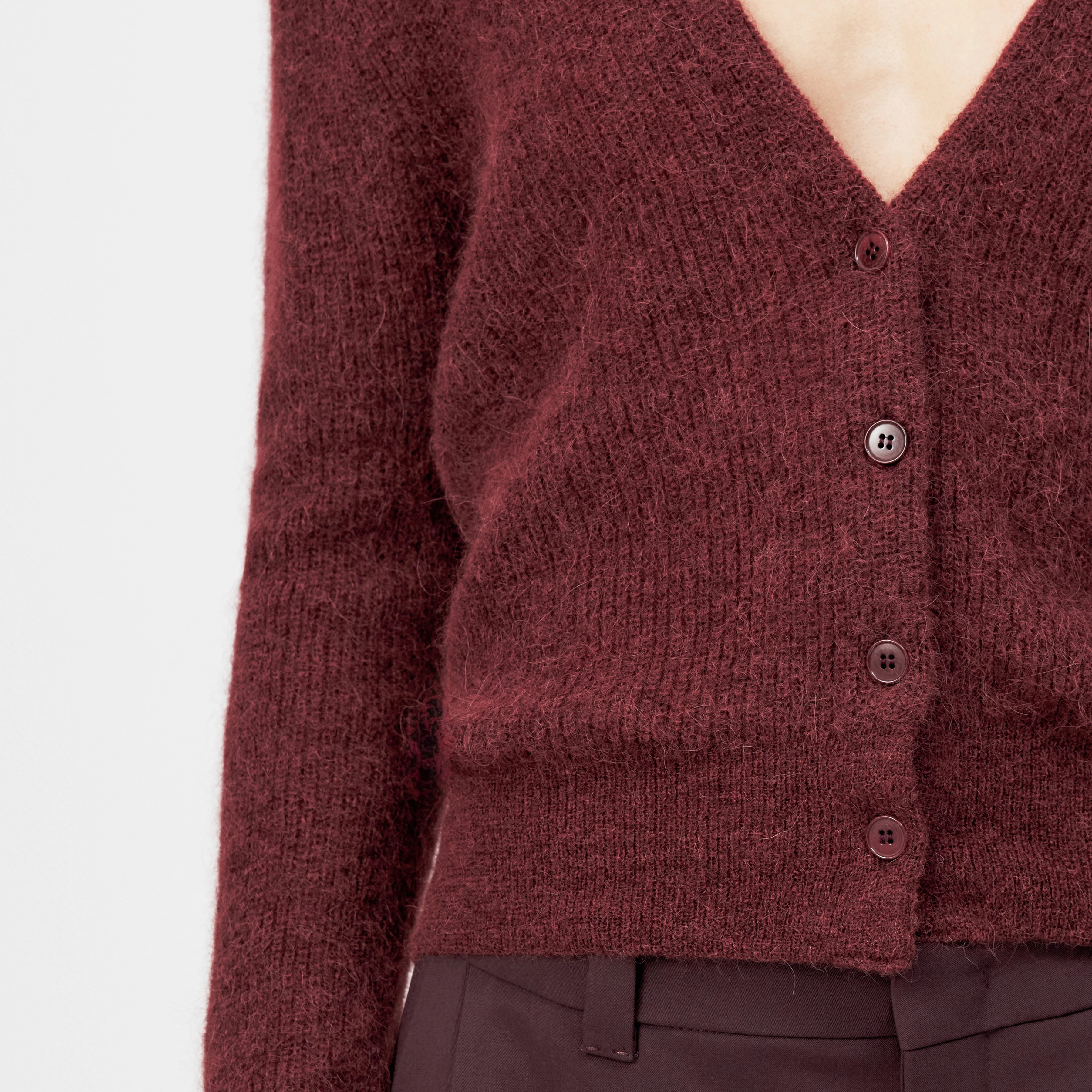 GERTIJA - Strickjacke in luxuriösem Suri Alpaka-Mix - Damen - rot - Detailansicht am Model