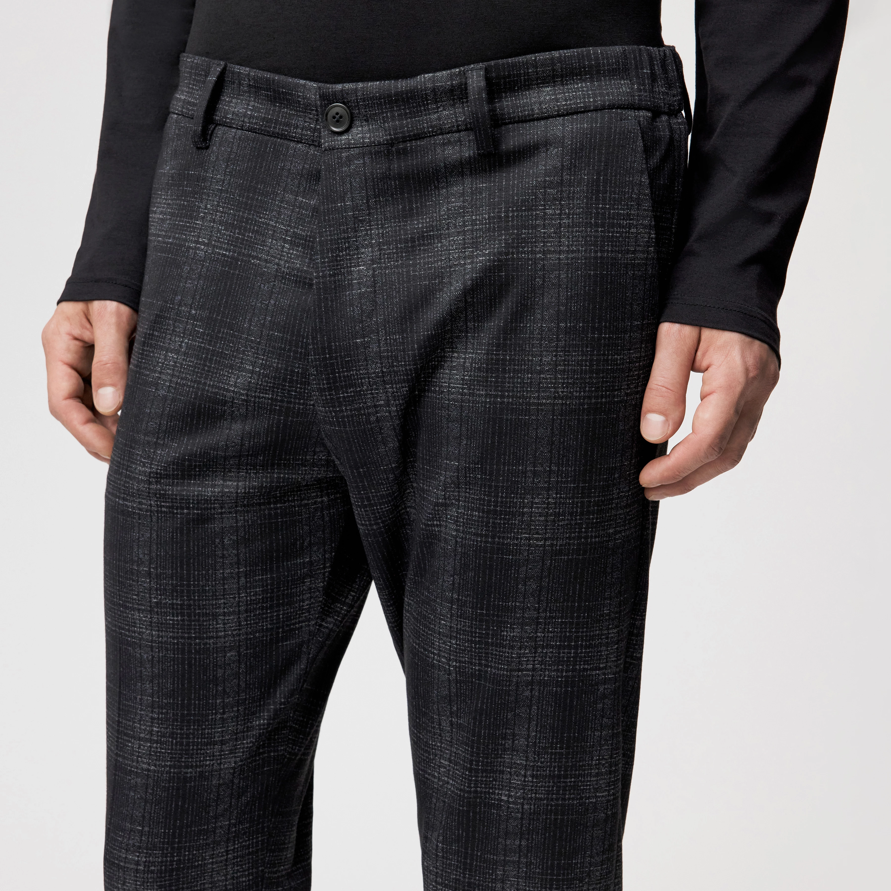 AJEND_SK - Ready-made slim fit trousers in checked jersey - men - grey - Detailansicht am Model