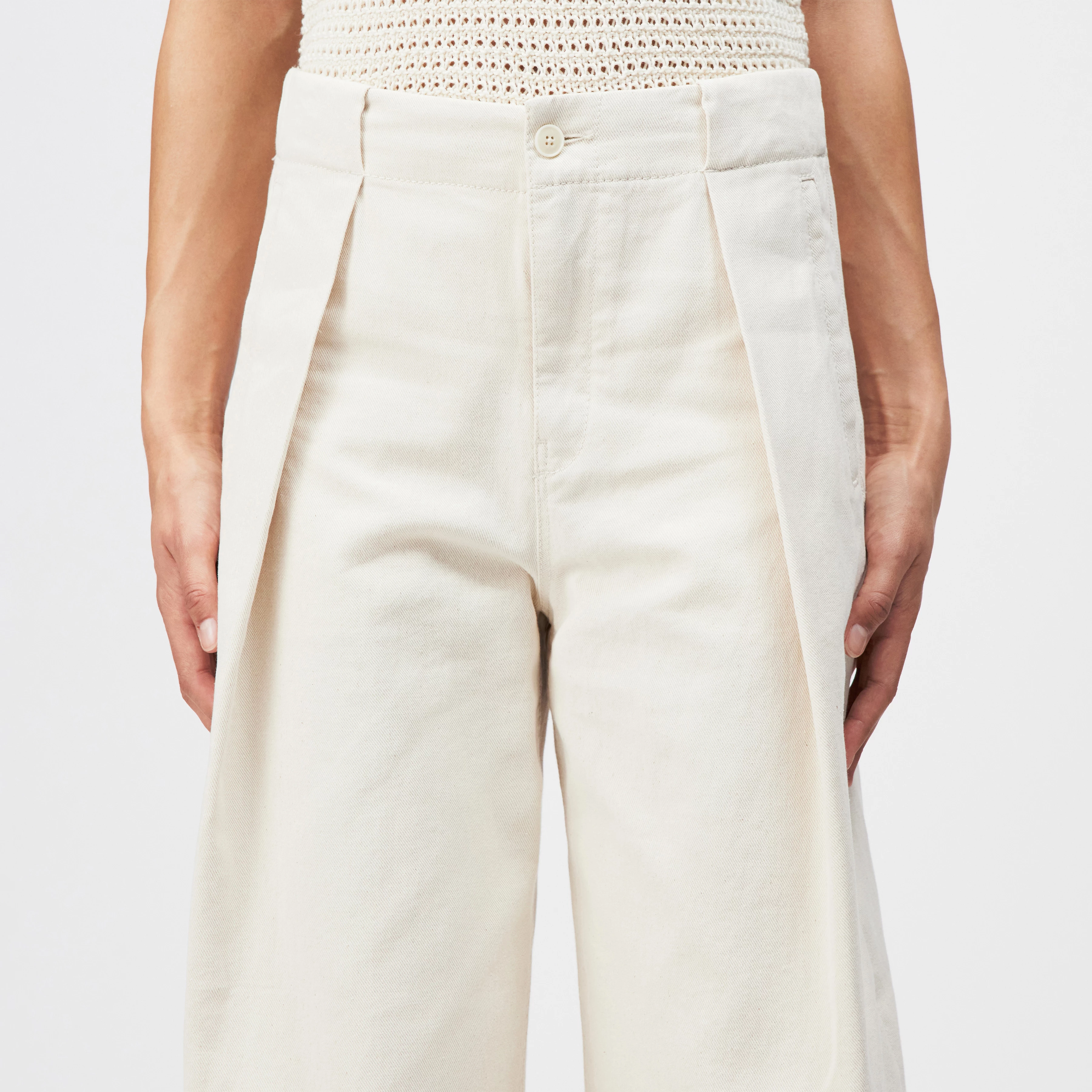 THREW - Tailored trousers in pure cotton - women - metal - Detailansicht am Model