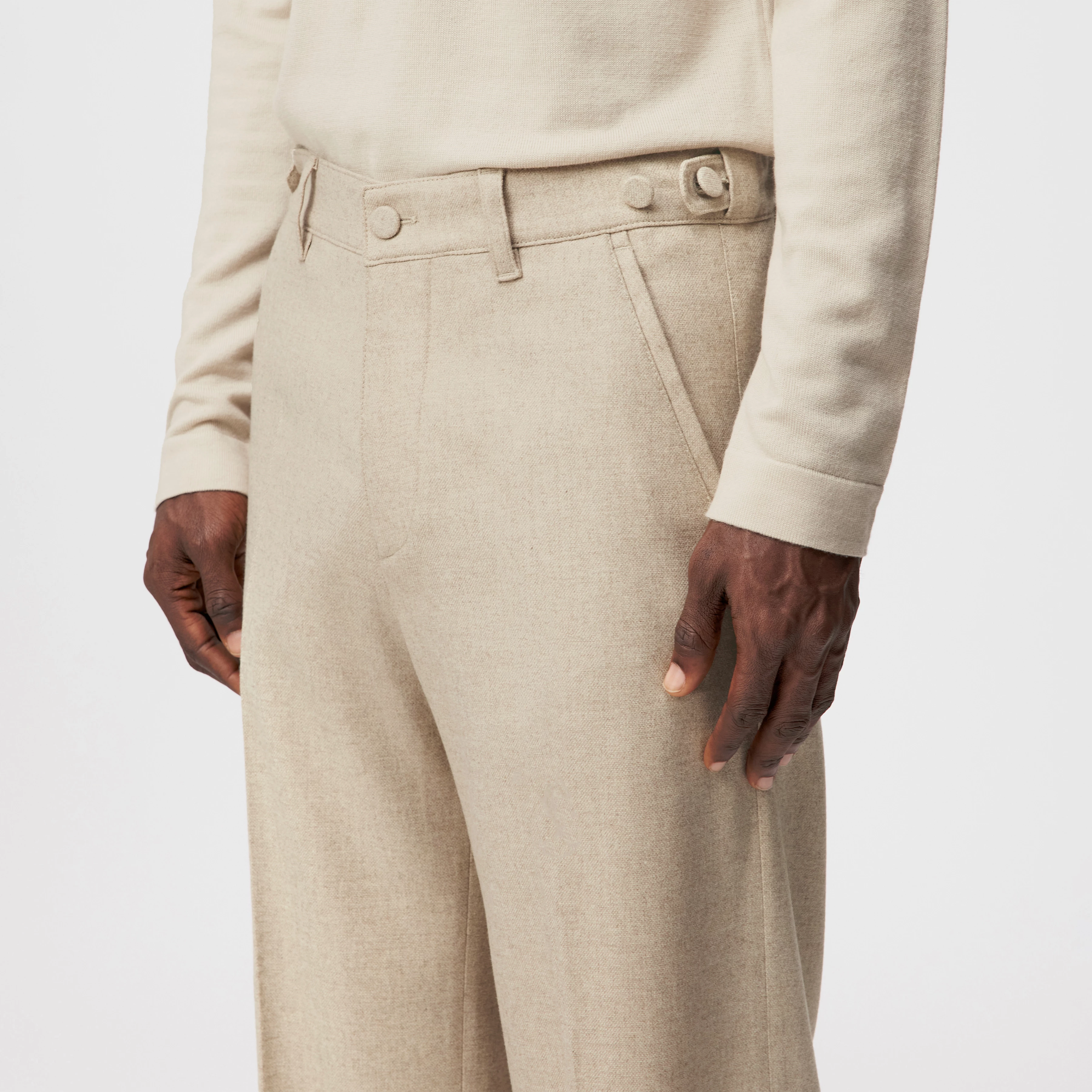 WYDER_SN - Weite Hose in softem Woll-Flanell - Herren - beige - Detailansicht am Model