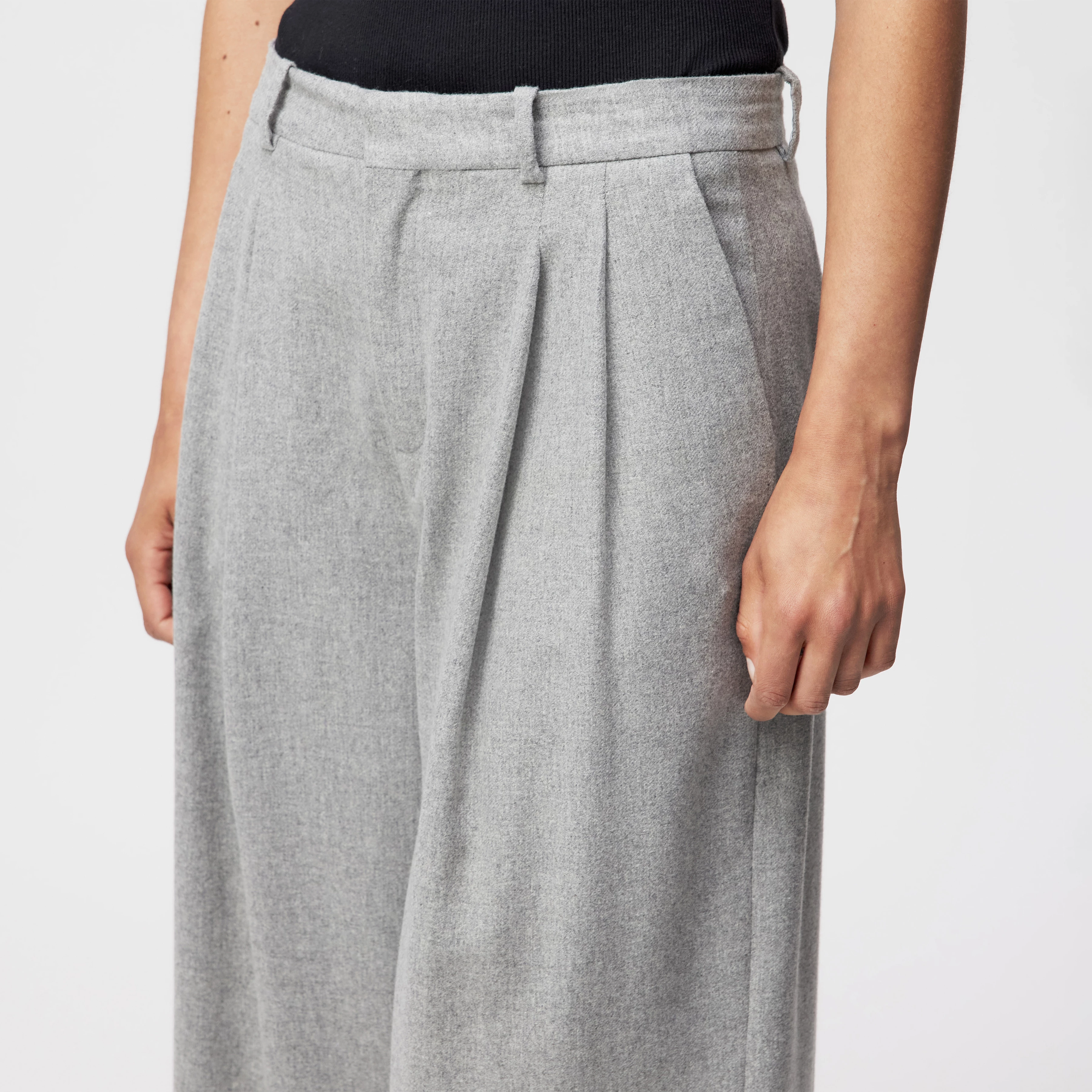 INK - Casual pleated trousers in flannel - women - grey - Detailansicht am Model