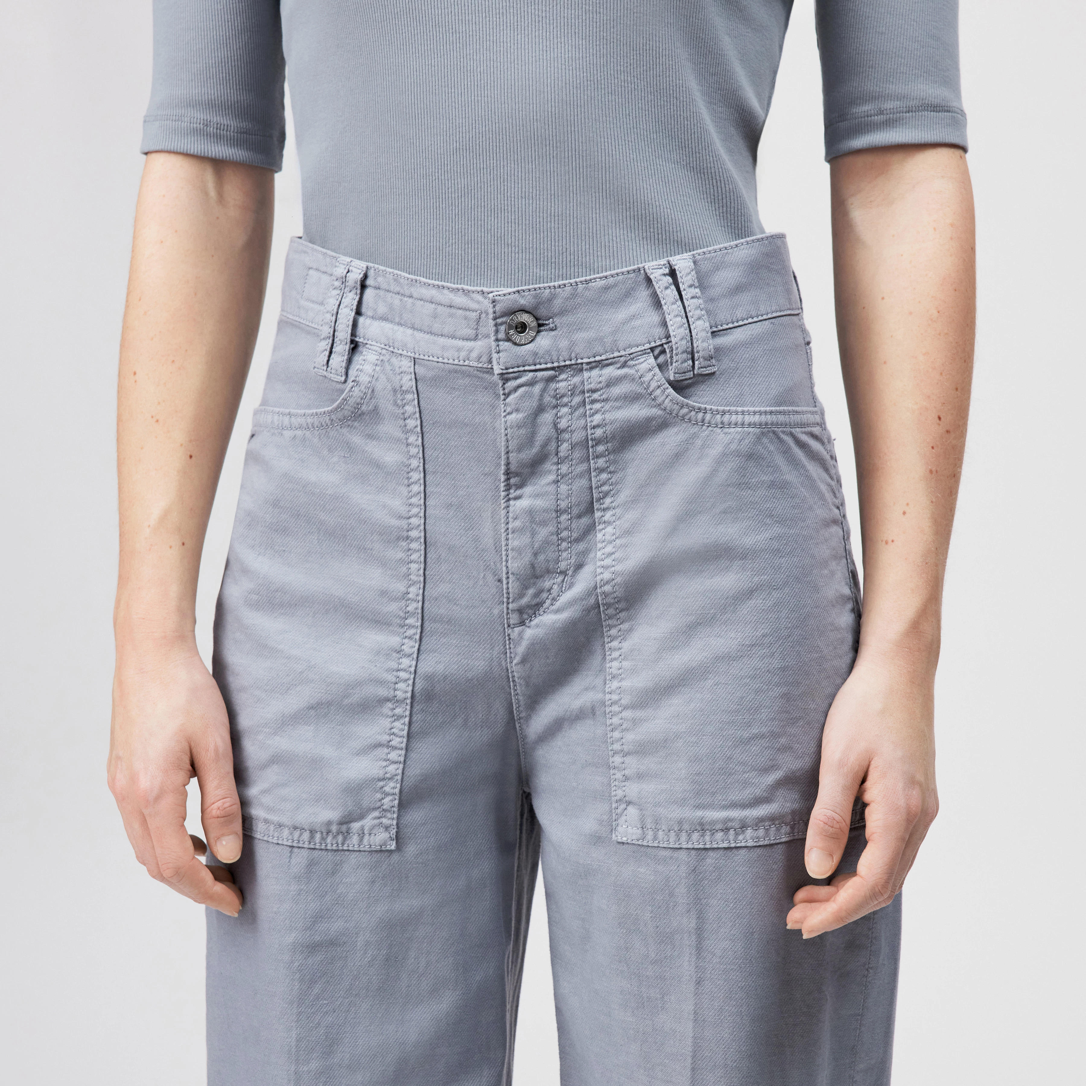 DERIVE - Mid-waist jeans in cotton-linen blend - women - blue - Detailansicht am Model