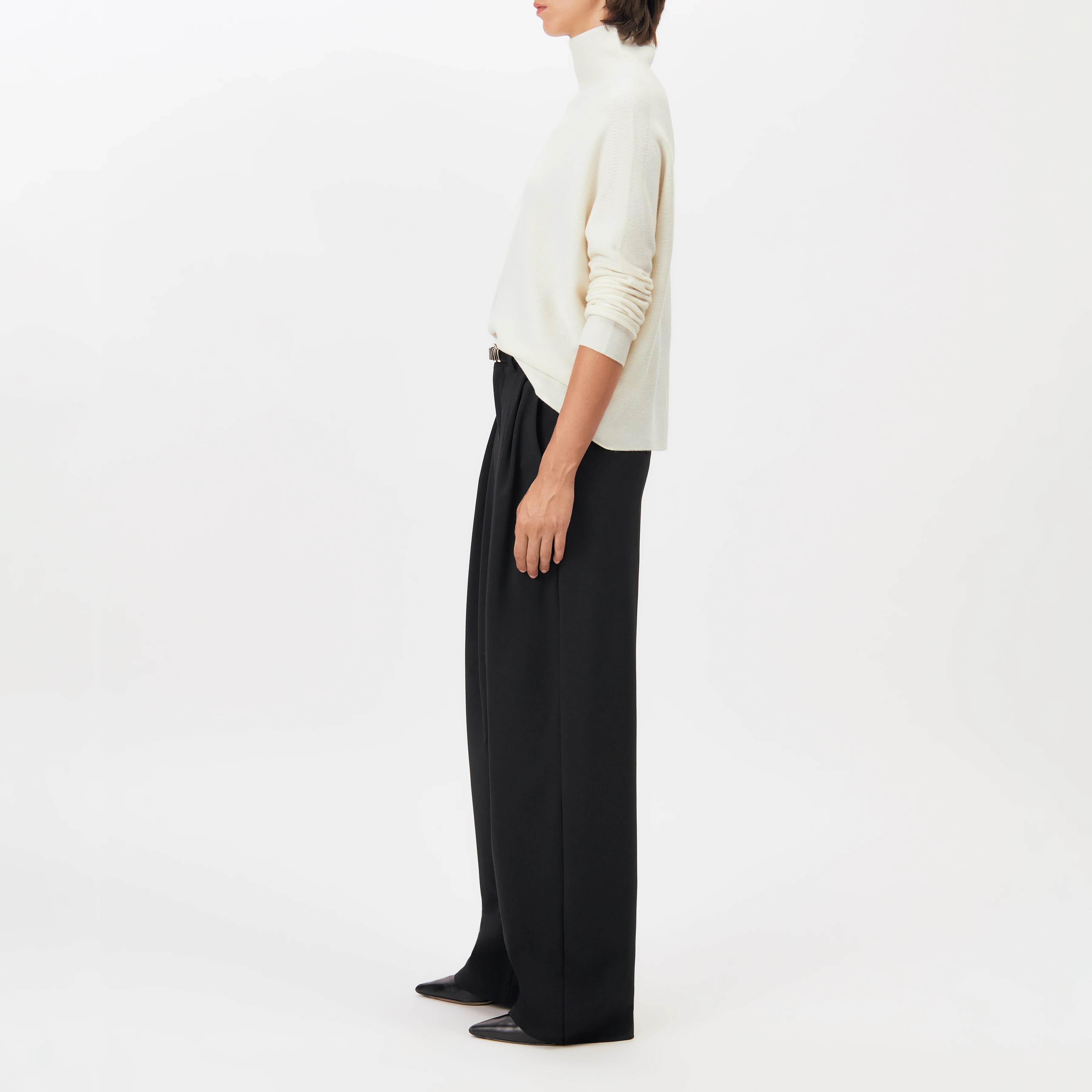 LIORA - Egg-shape turtleneck jumper in 100% merino wool - women - off white - Seitenansicht