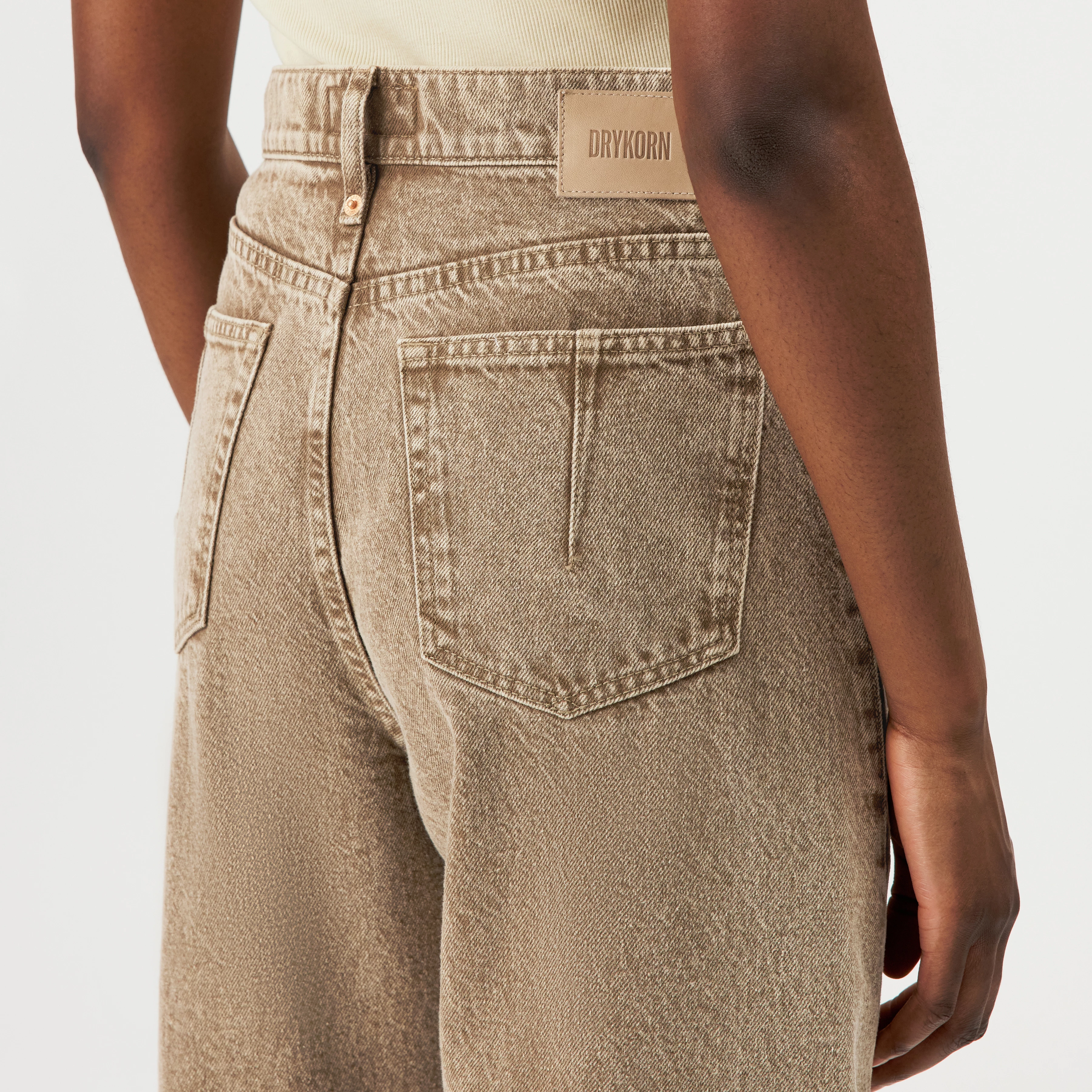LIABLE - Relaxed fit trousers in beige denim wash - women - brown - Detailansicht am Model