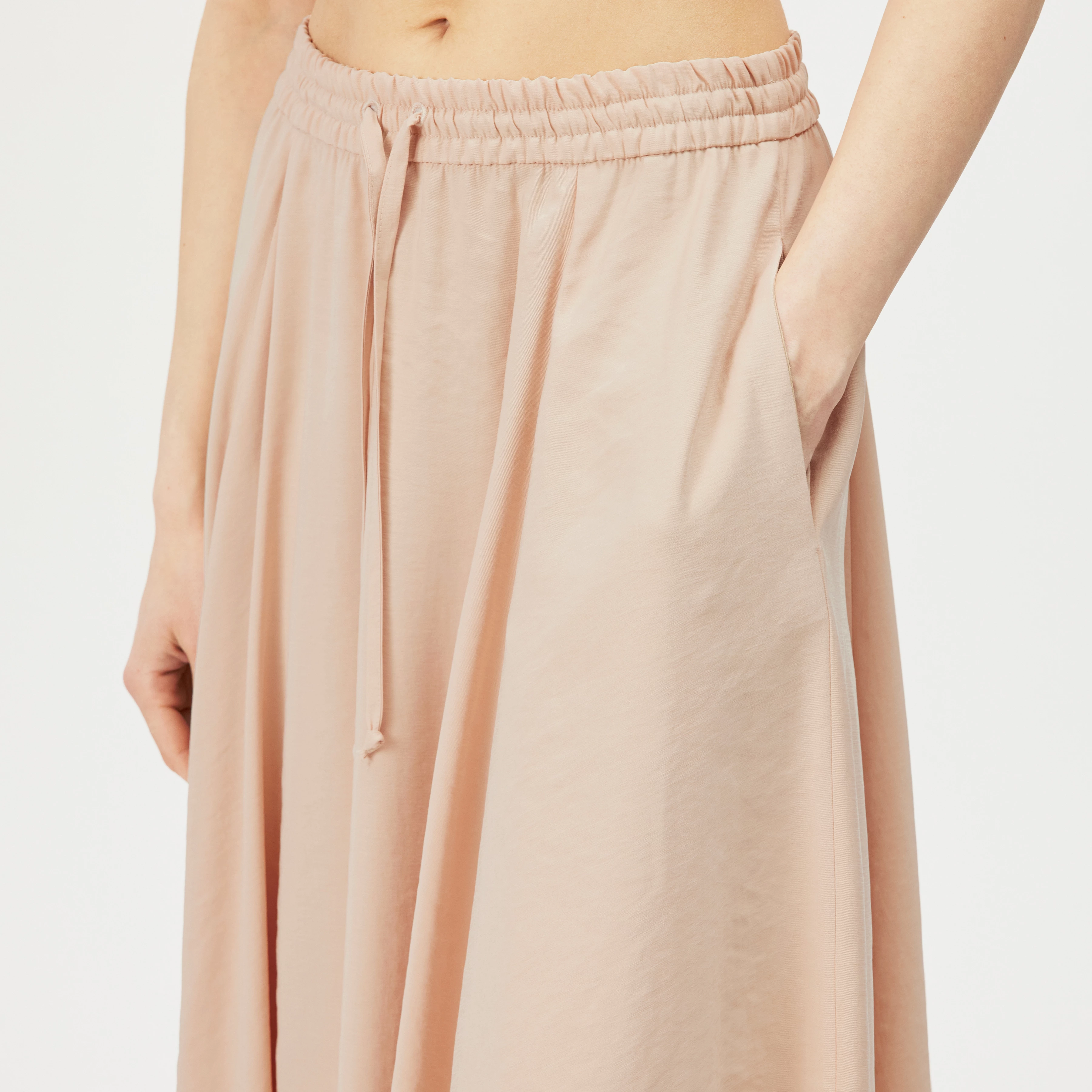 QERIME - Modal twill pleated skirt - women - orange - Detailansicht am Model