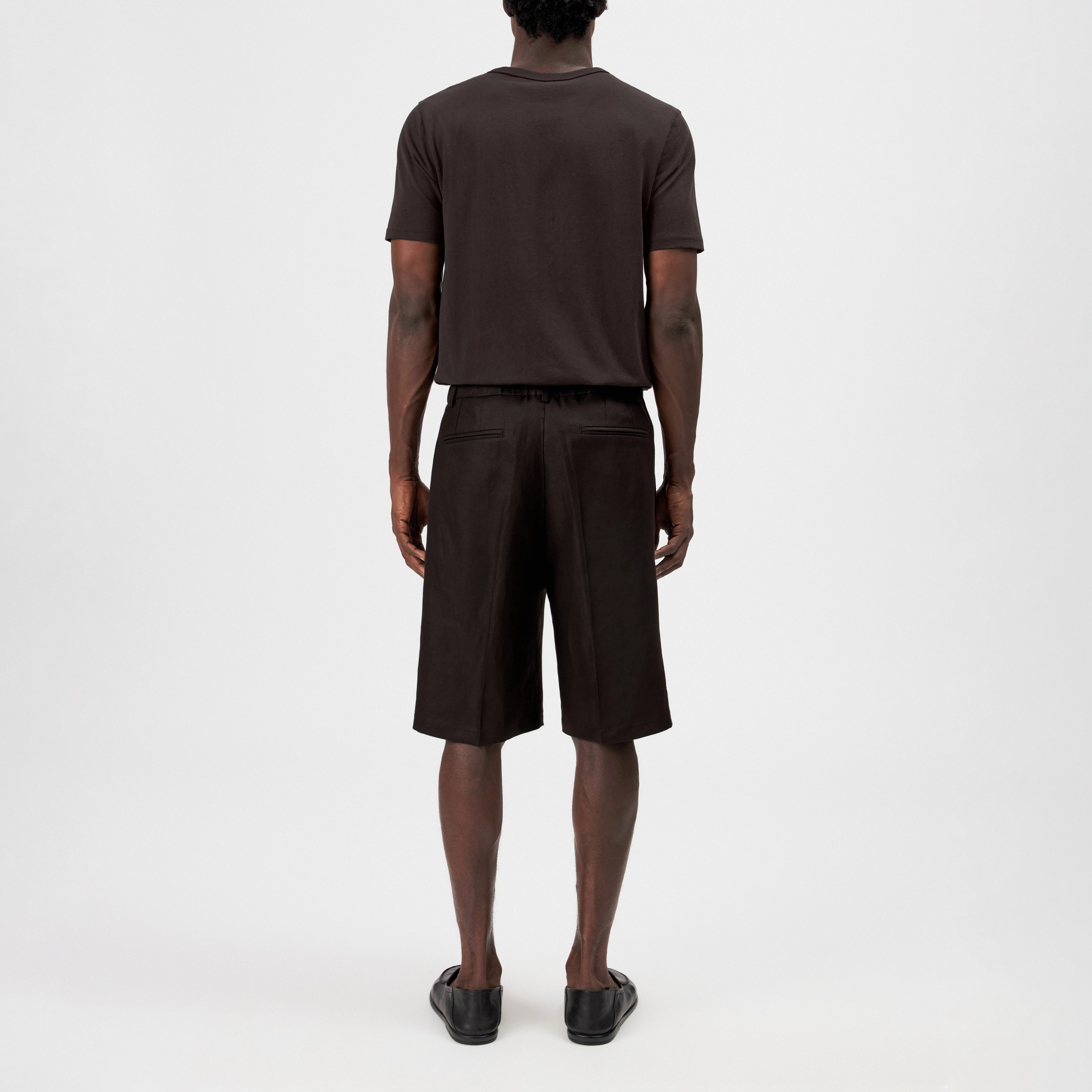 ROCABO - Bundfalten Short im Relaxed Fit in reinem Leinen - Herren - braun - Rückansicht