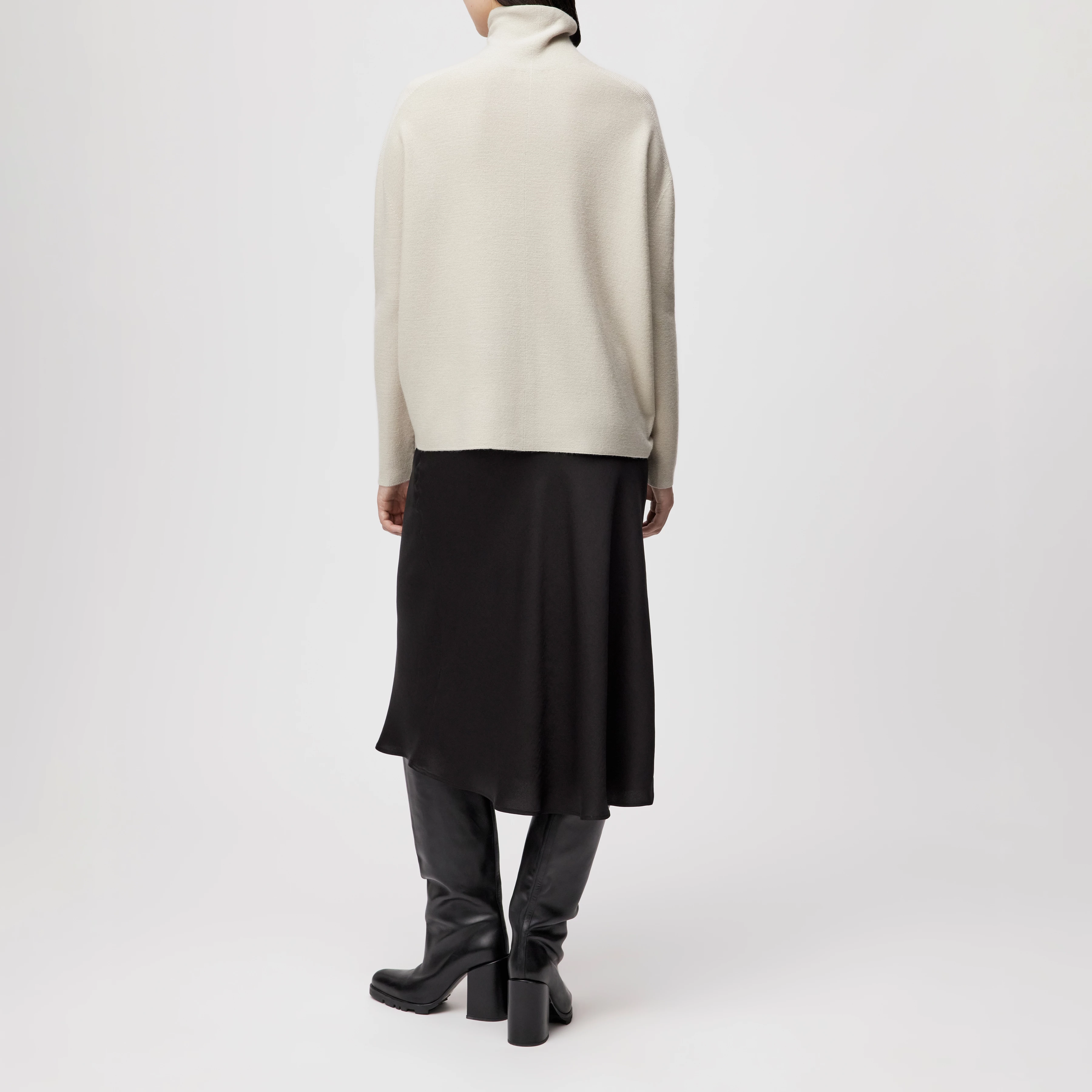 LIORA - Egg-shaped turtleneck jumper in 100% merino wool - women - beige - Rückansicht