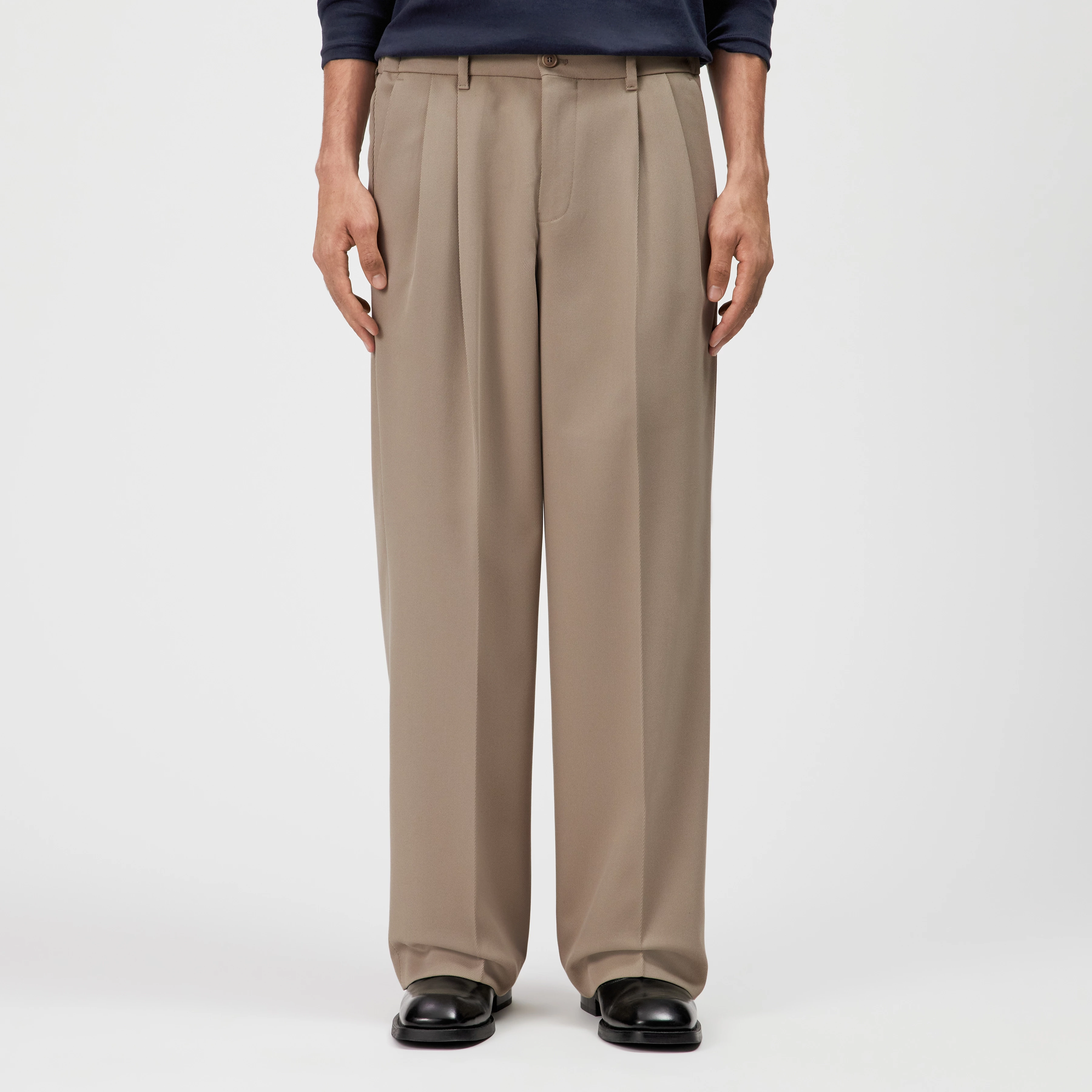 LEEK_WIDE - Relaxed fit pleated twill trousers - men - beige - Frontansicht
