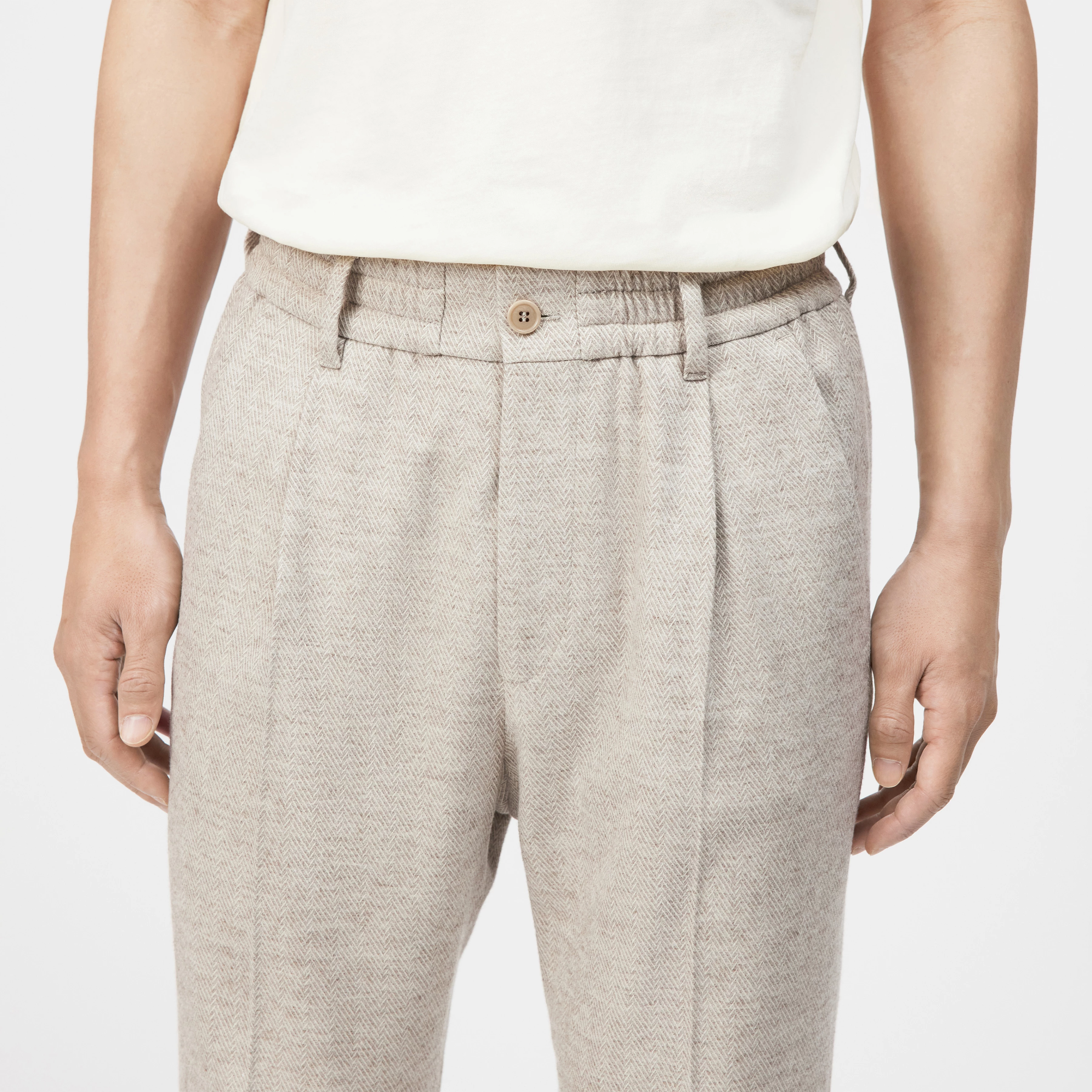 CHASY_RGLR - Casual Hose mit Bundfalte in Viskose-Woll-Mix - Herren - beige - Detailansicht am Model