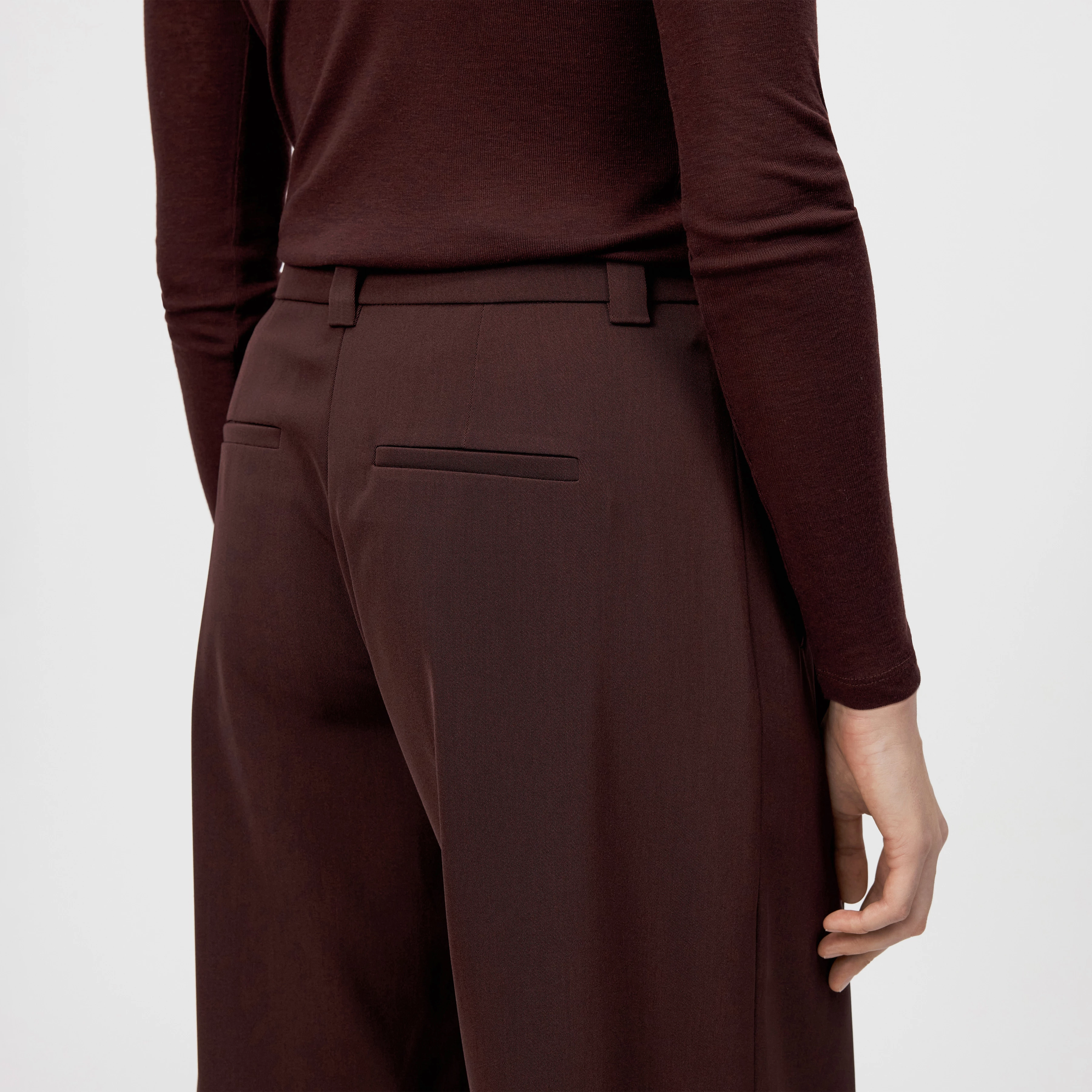 UNPACK - Hose in Techno-Twill - Damen - rot - Detailansicht am Model