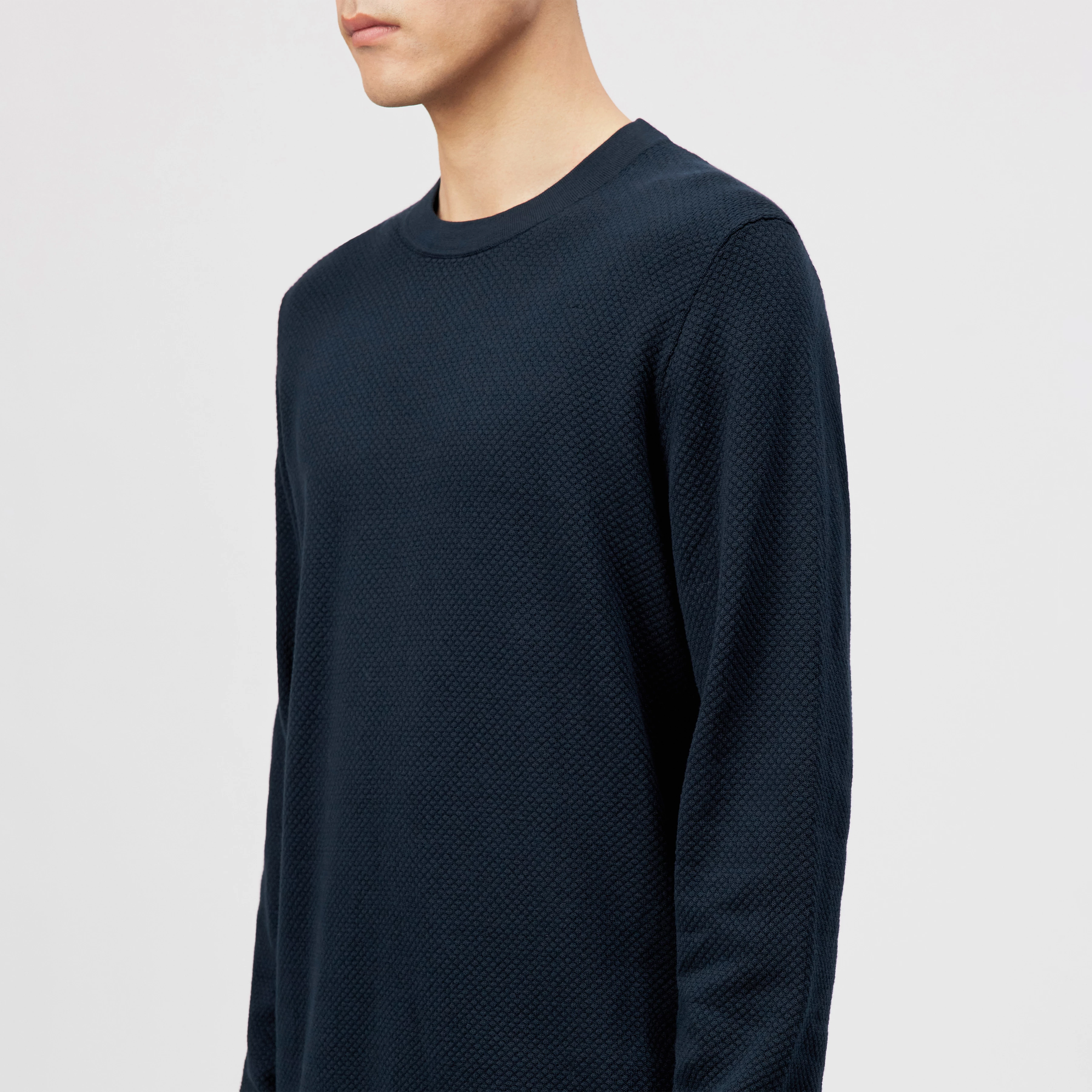 IRMINO - Longsleeve in cotton ajour - men - blue - Detailansicht am Model