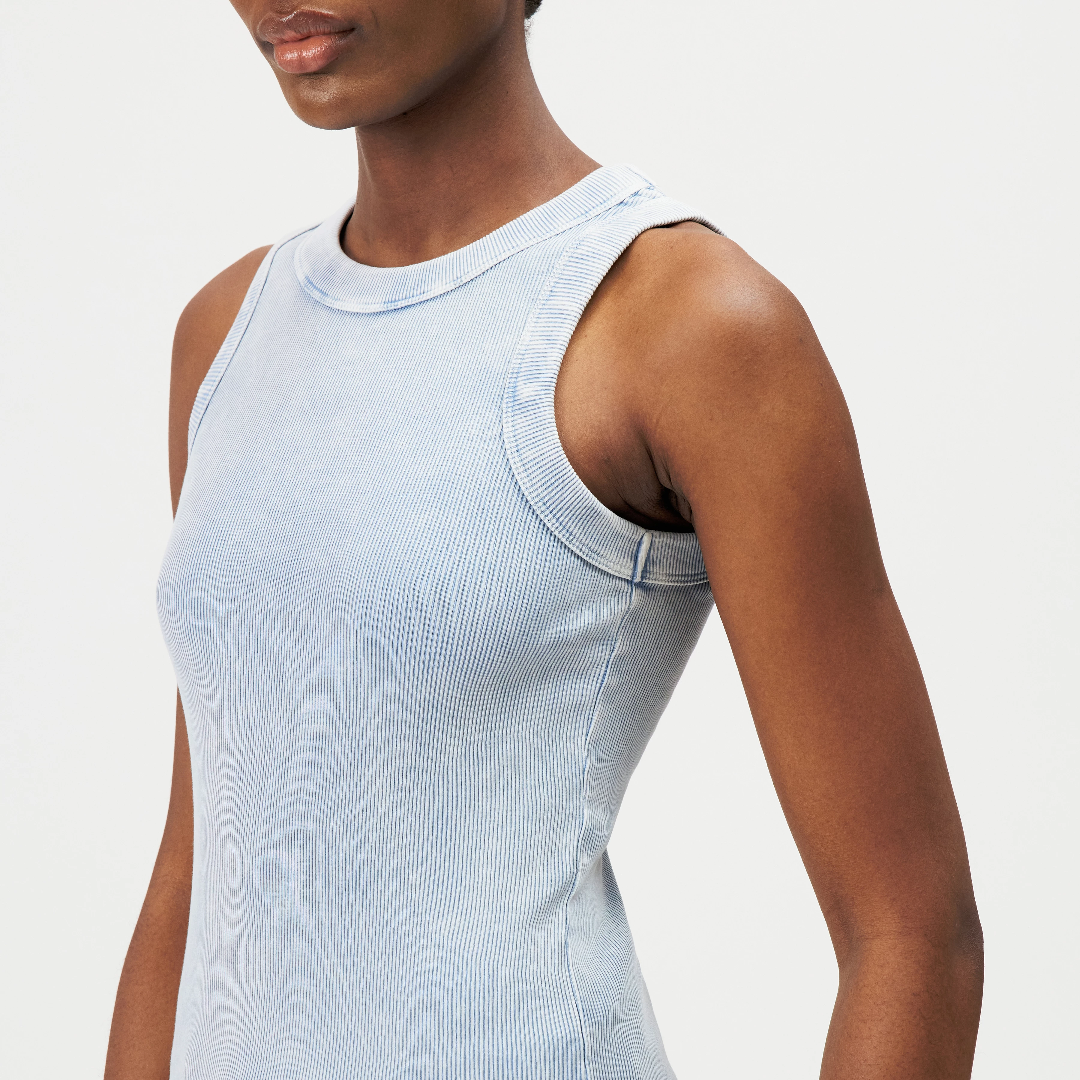 OLINA - Washed cotton round neck tank top - women - blue - Detailansicht am Model