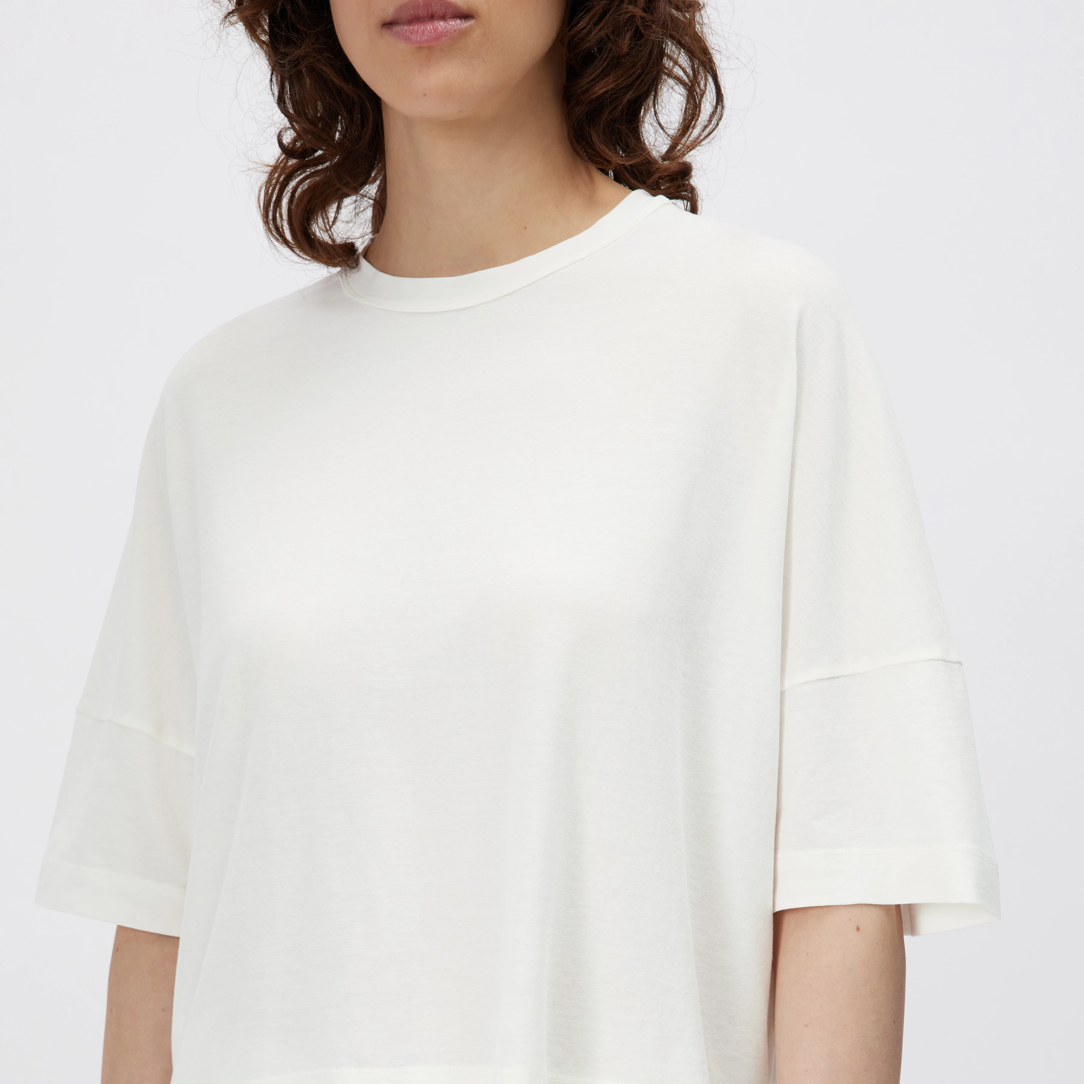 KUSIA - Lässiges T-Shirt in Baumwoll-Crepe - Damen - off white - Detailansicht am Model