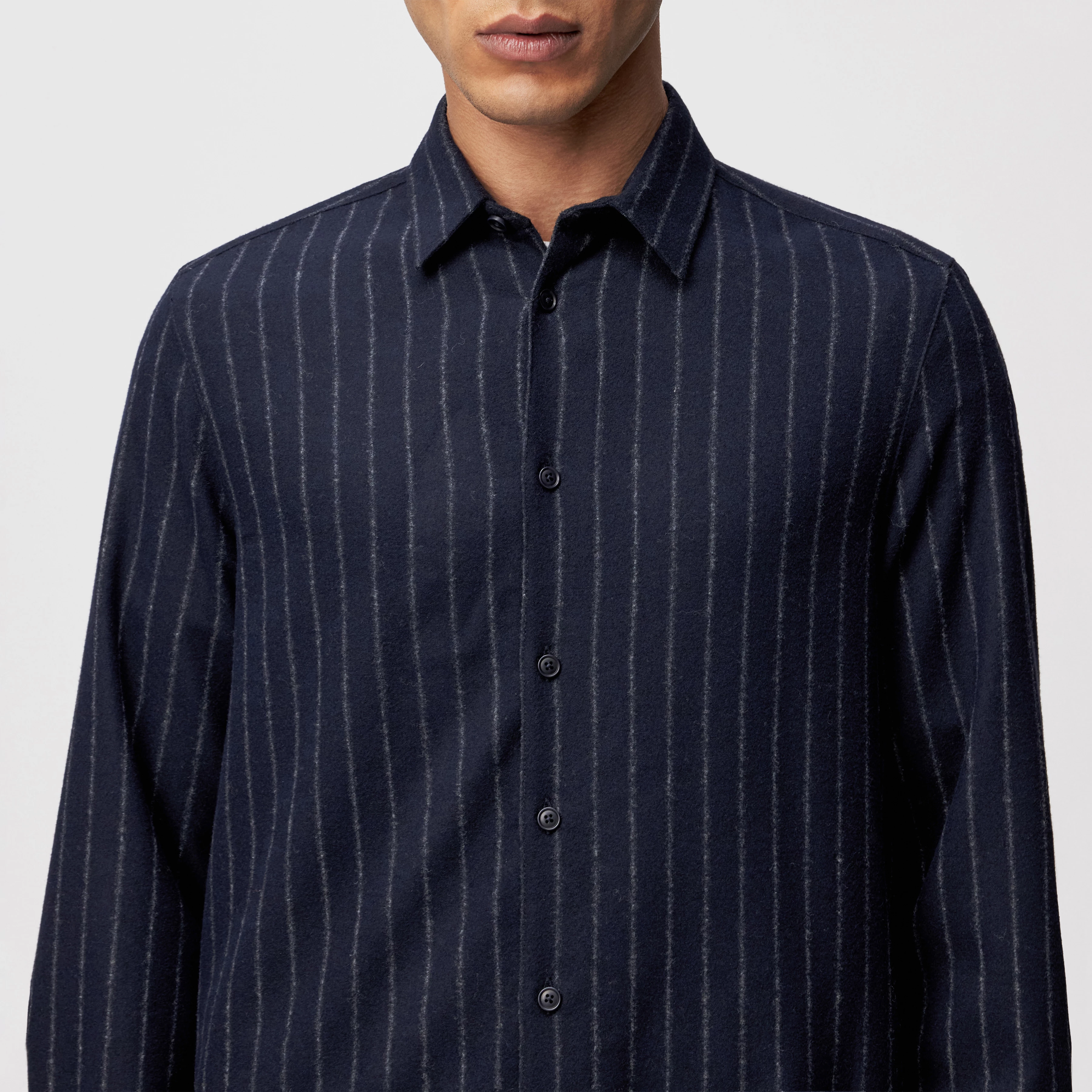 RAMIS - Regular fit shirt in flannel - men - blue - Detailansicht am Model